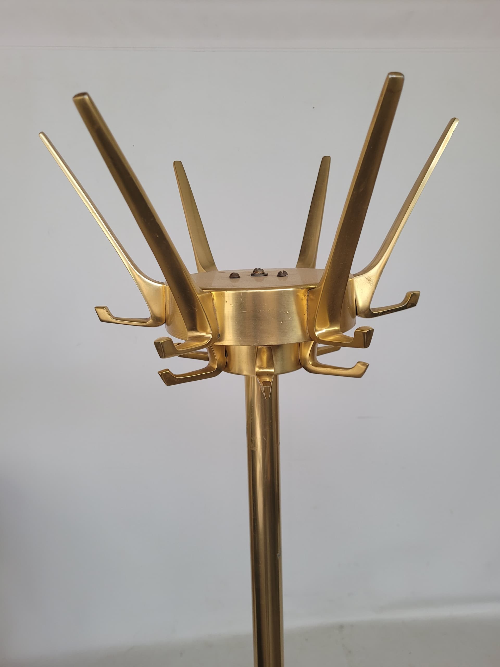 Wieszak podłogowy, złoty aluminium, biały żelazo, lata 60. - 399938