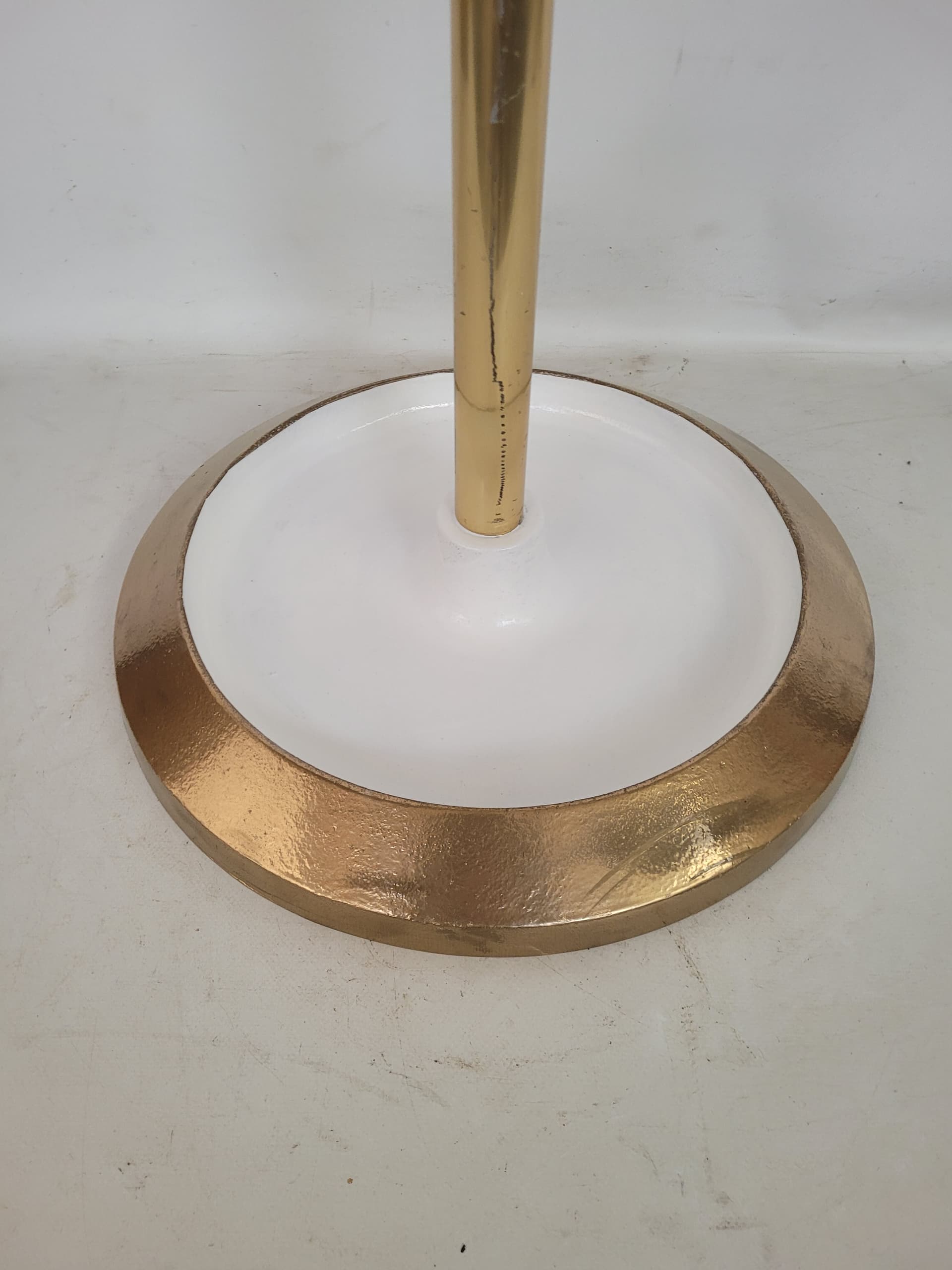 Wieszak podłogowy, złoty aluminium, biały żelazo, lata 60. - 399942