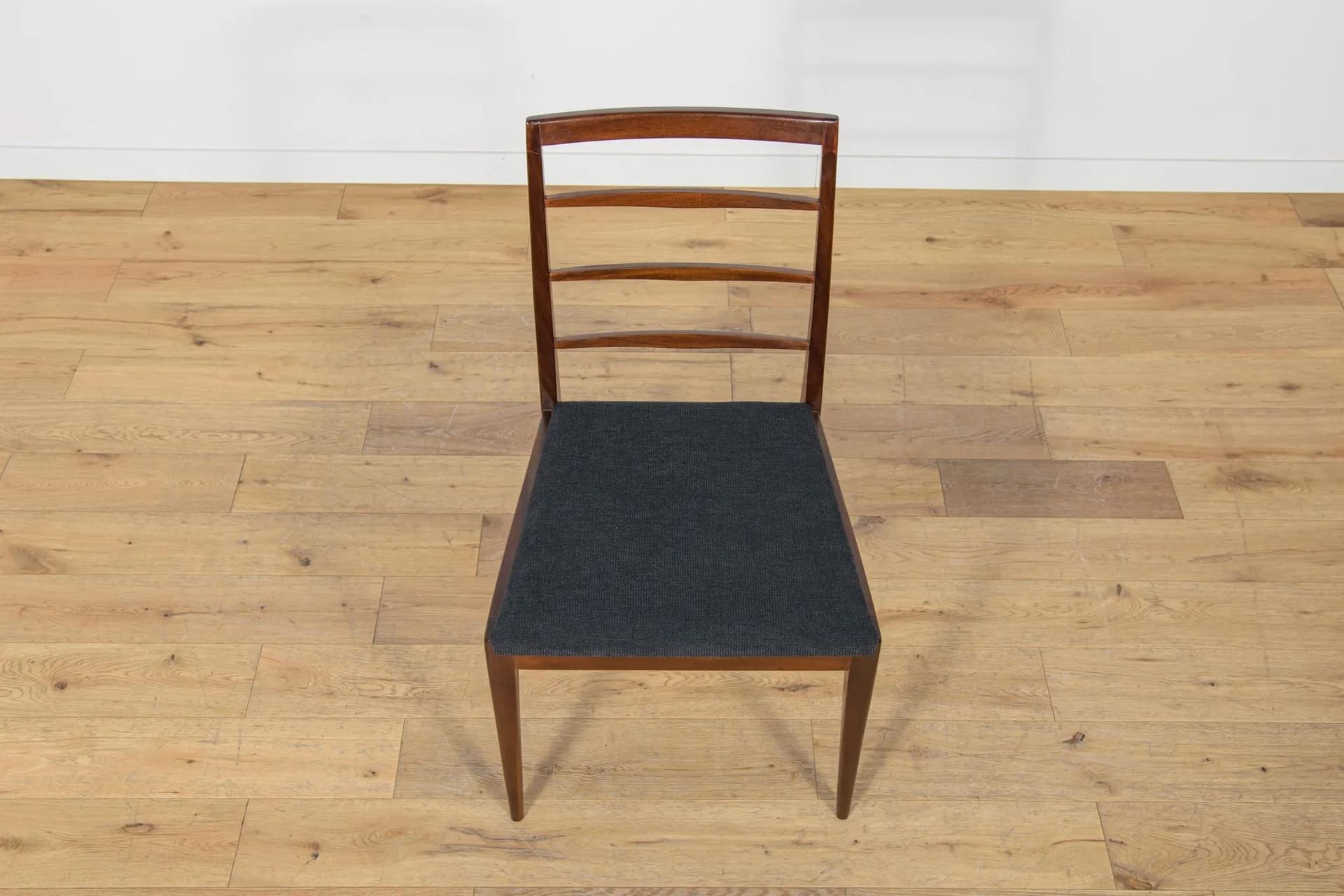 Zestaw sześciu krzeseł, teak brązowy, tkanina czarna, McIntosh, Wielka Brytania, lata 60. - 399950