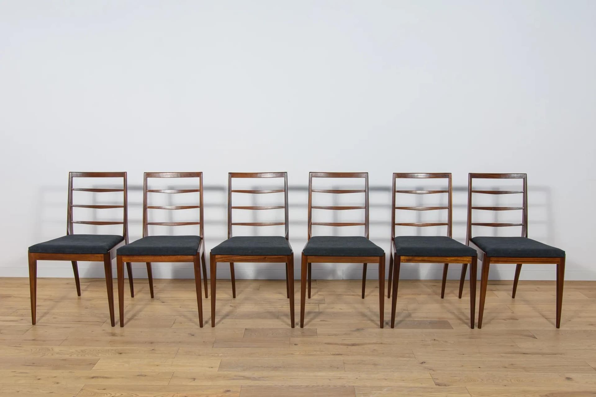 Zestaw sześciu krzeseł, teak brązowy, tkanina czarna, McIntosh, Wielka Brytania, lata 60. - 399944