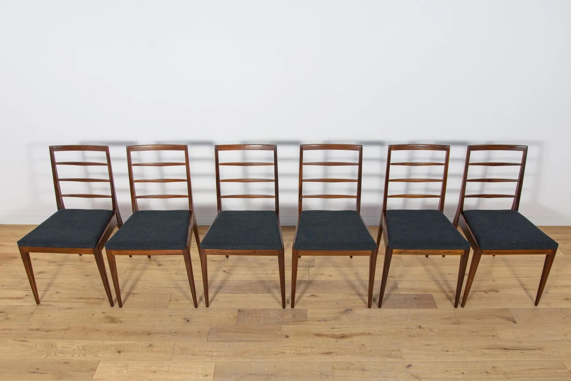 Zestaw sześciu krzeseł, teak brązowy, tkanina czarna, McIntosh, Wielka Brytania, lata 60. - 399945