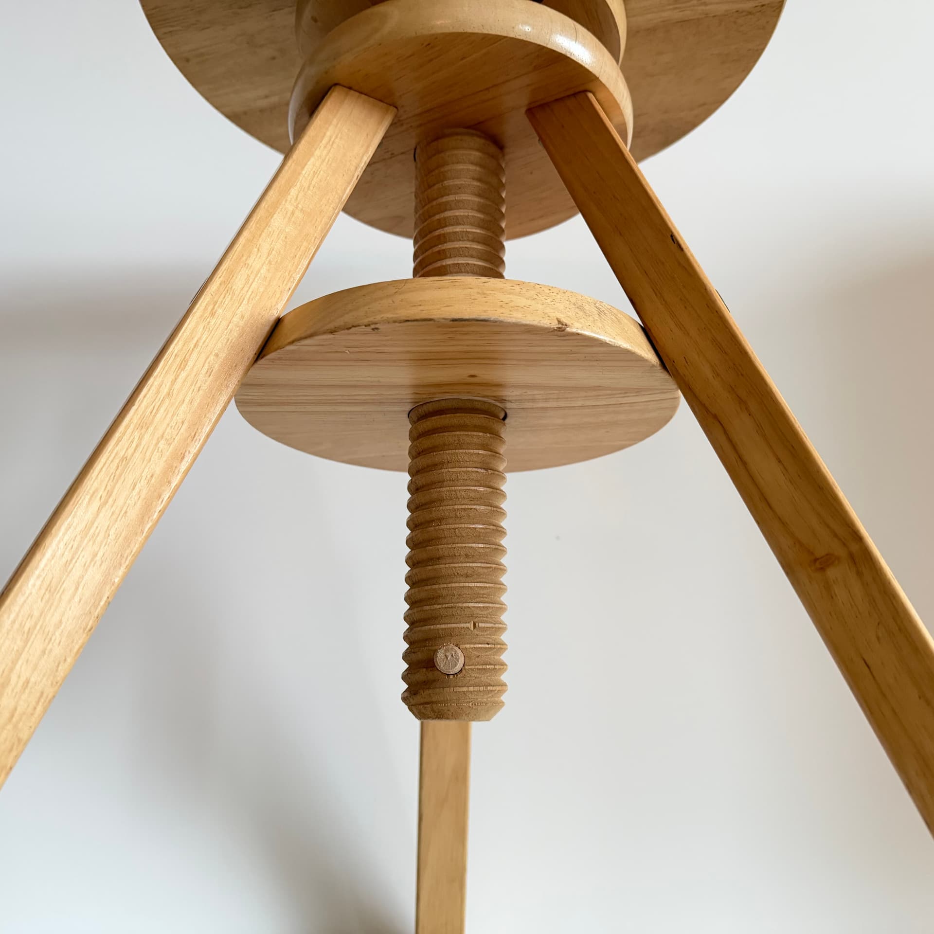 Stołek tripod, olcha brązowy, Niemcy, lata 90. - 400661
