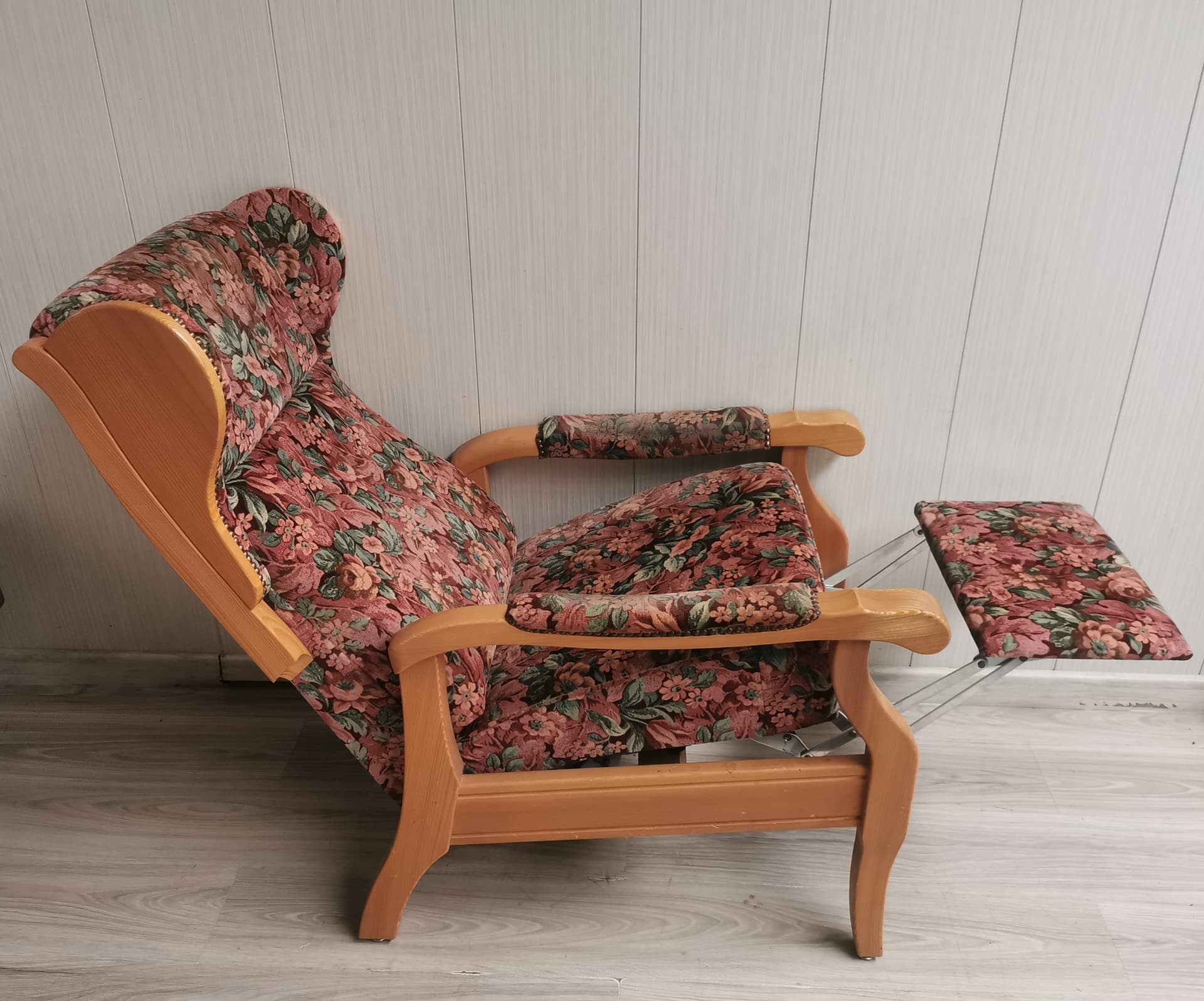 Reclining wingback armchair, pink floral fabric, light brown wood, 1990s. - 400968
