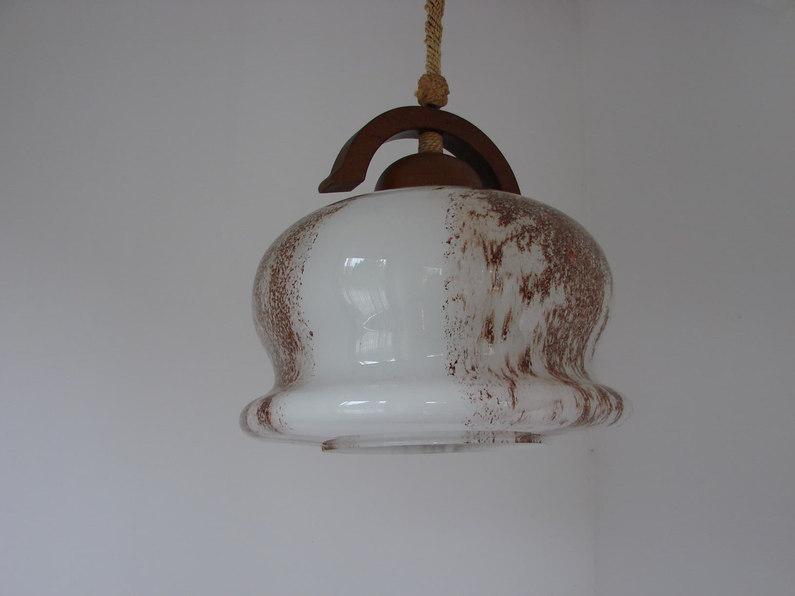 Lampa wisząca, szkło Murano biały brązowy, drewno, lata 70. - 401180
