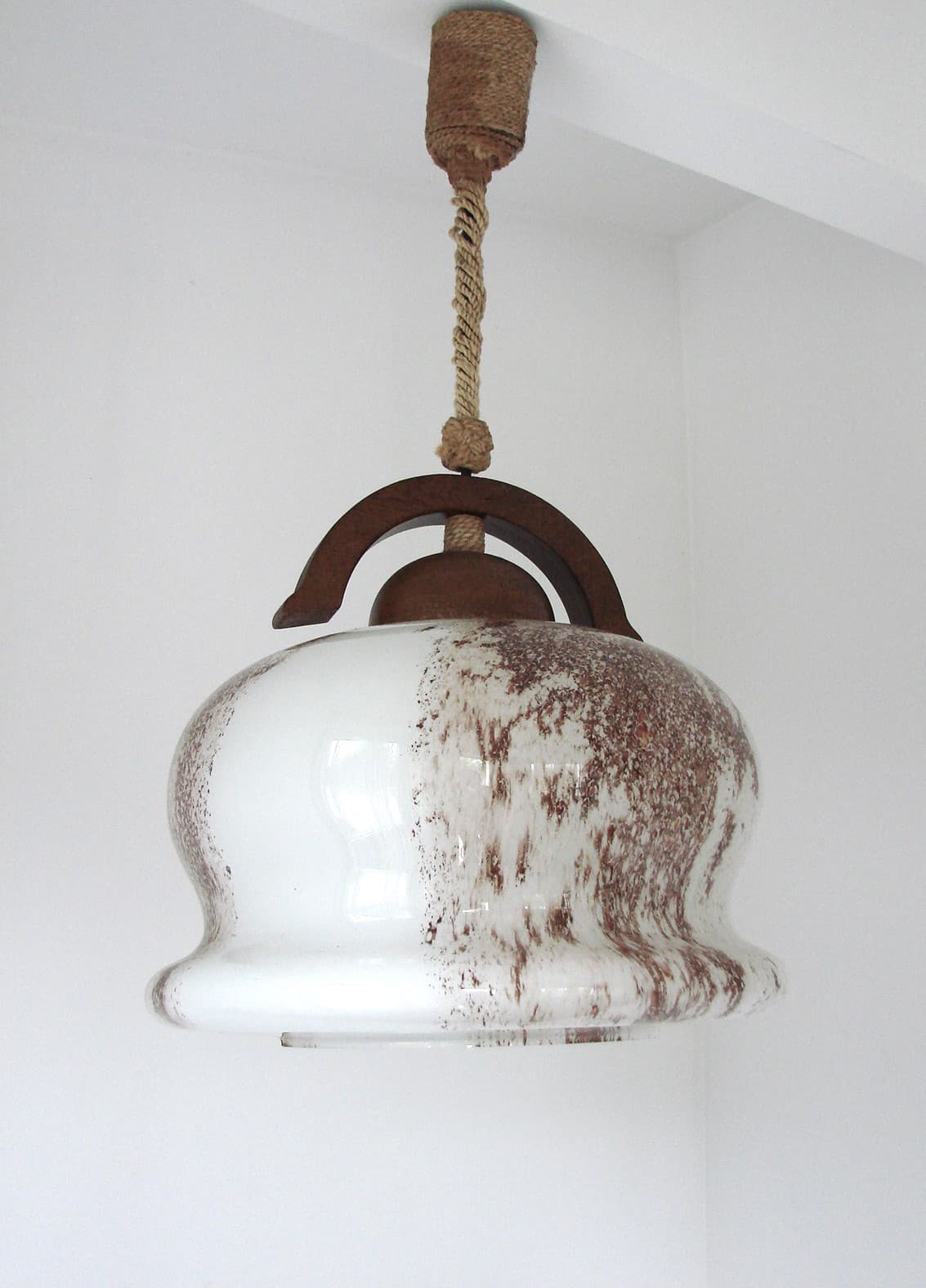 Lampa wisząca, szkło Murano biały brązowy, drewno, lata 70. - 401184