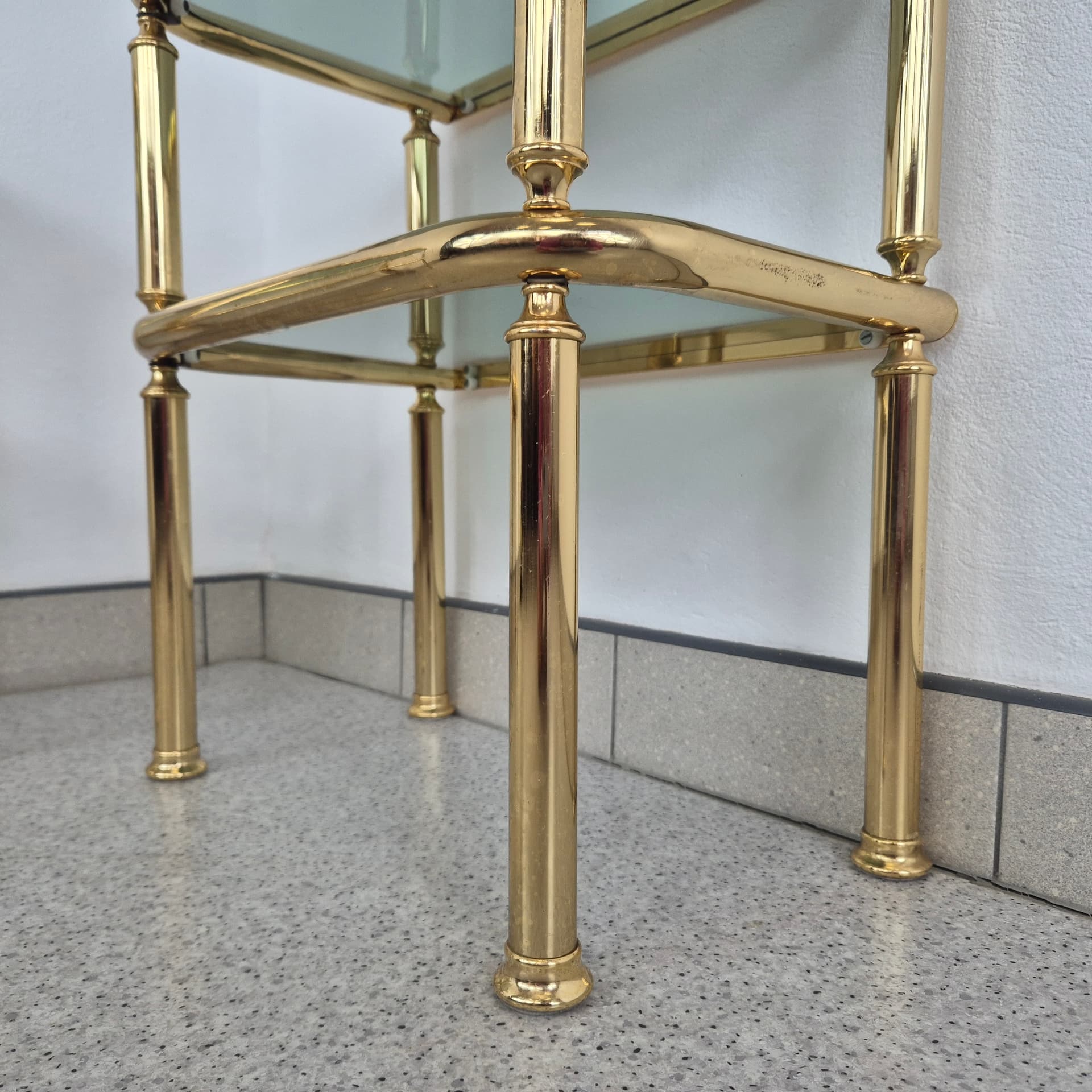 Para stolików nocnych Hollywood Regency, metal złoty, szkło dymione, Włochy, lata 70. - 401198