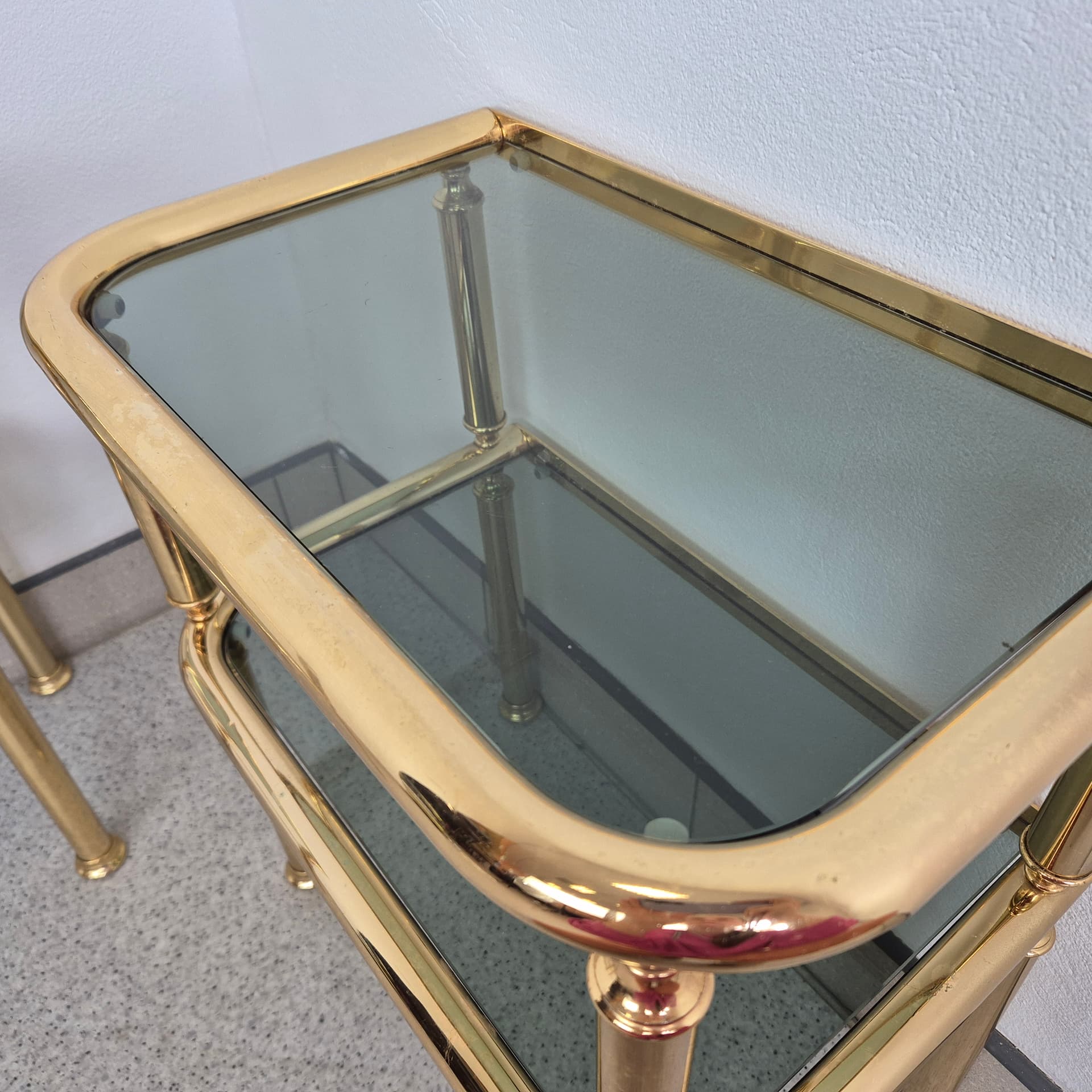 Para stolików nocnych Hollywood Regency, metal złoty, szkło dymione, Włochy, lata 70. - 401203