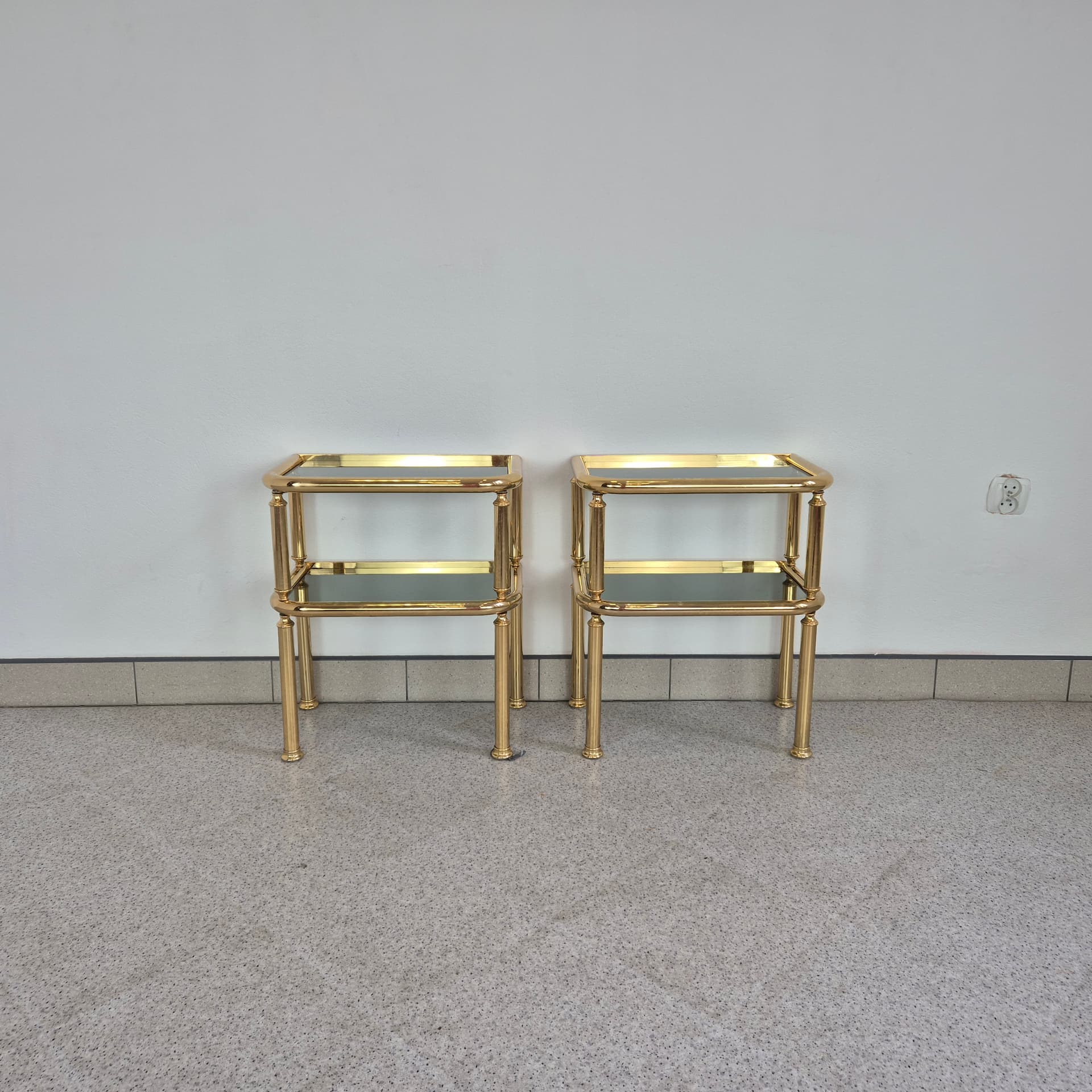 Para stolików nocnych Hollywood Regency, metal złoty, szkło dymione, Włochy, lata 70. - 401194
