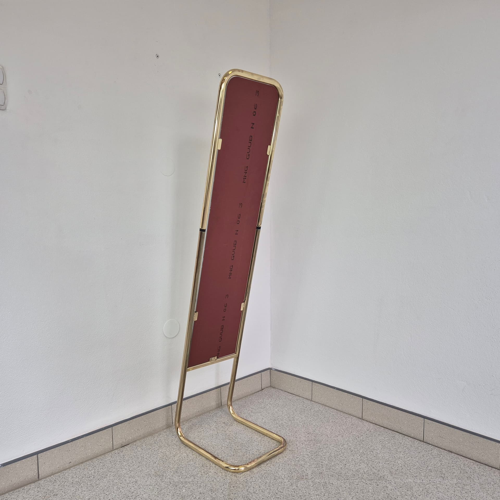 Free-standing mirror, Hollywood Regency, glass, gold metal, 1970s. - 401251