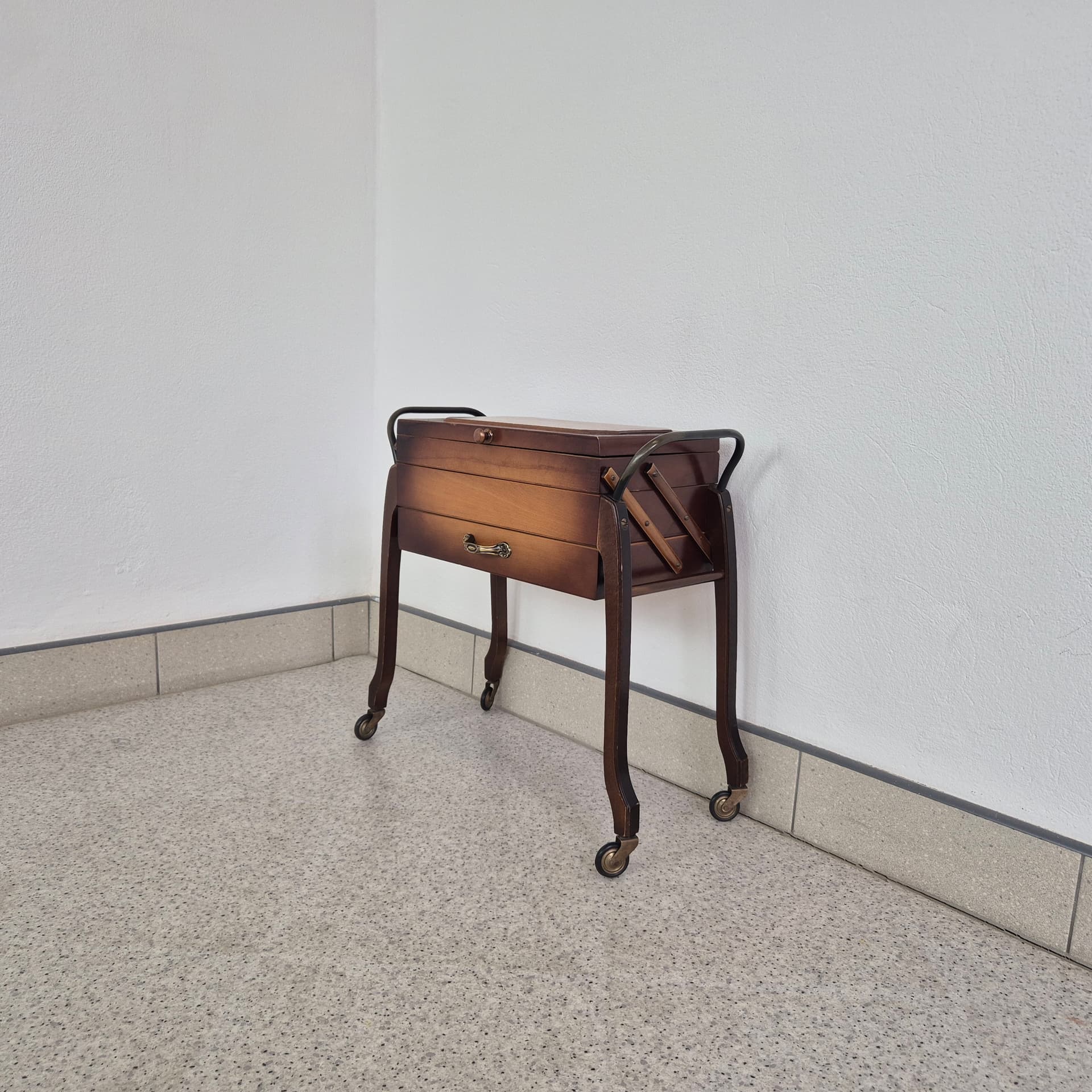 Niciak mobilny, drewno brązowy, metal czarny, Niemcy, lata 60. - 401307