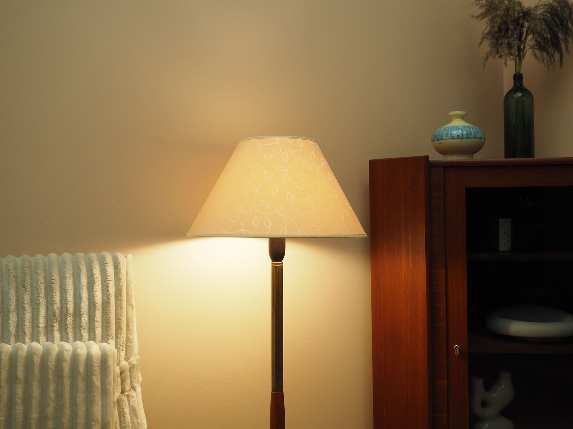 Floor lamp, brown wood, gold brass, beige fabric, Denmark, 1960s. - 401620