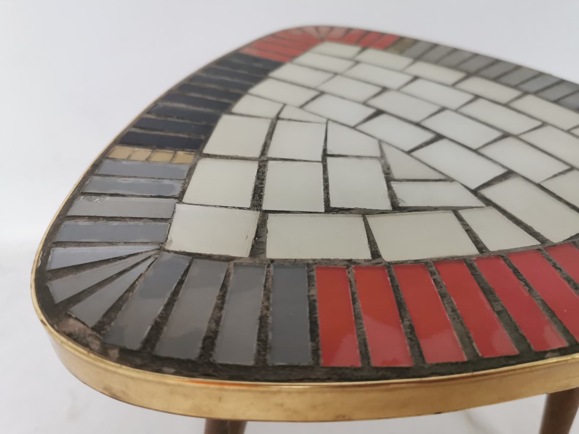 Plant Stand Łezka, mosaic white black red, brass gold, wood brown, 1960s. - 402543