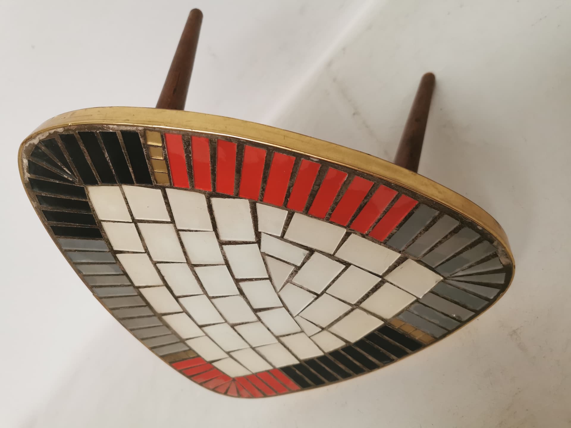 Plant Stand Łezka, mosaic white black red, brass gold, wood brown, 1960s. - 402537