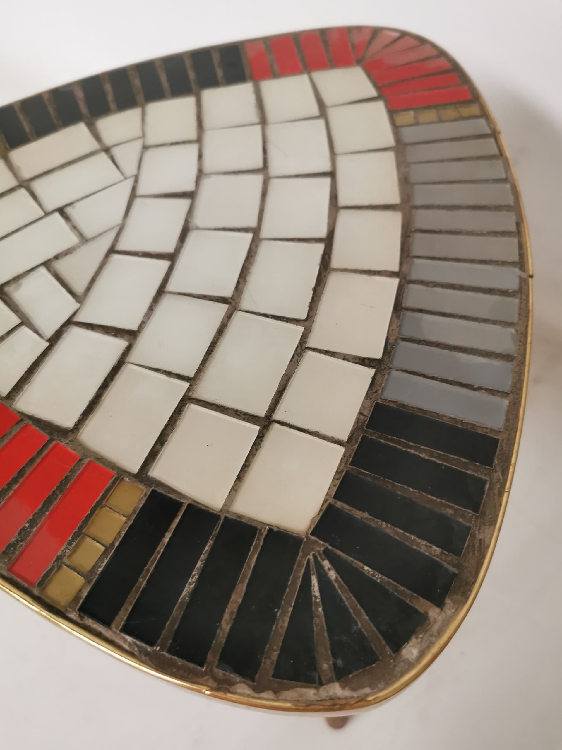 Plant Stand Łezka, mosaic white black red, brass gold, wood brown, 1960s. - 402542