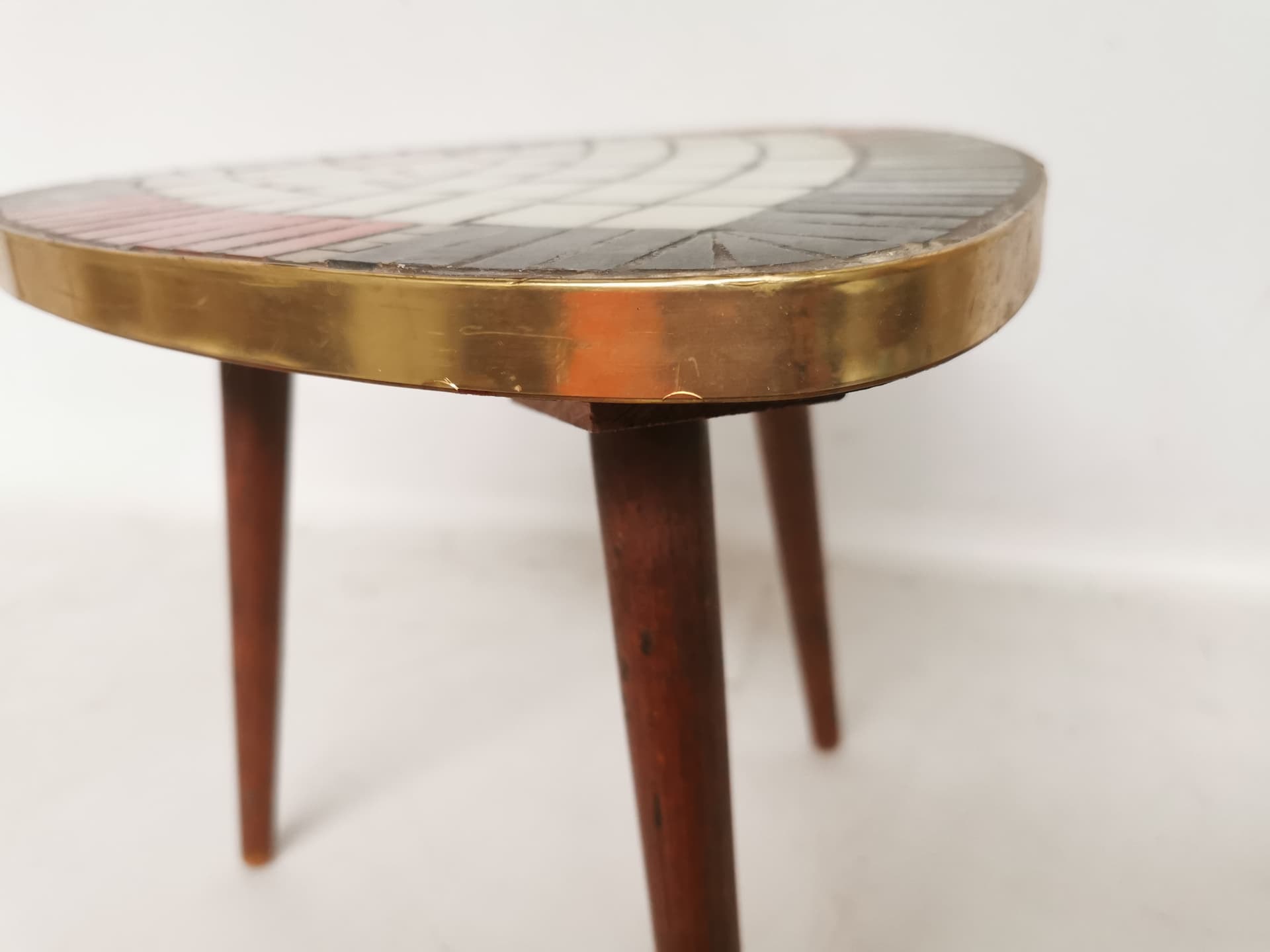 Plant Stand Łezka, mosaic white black red, brass gold, wood brown, 1960s. - 402538