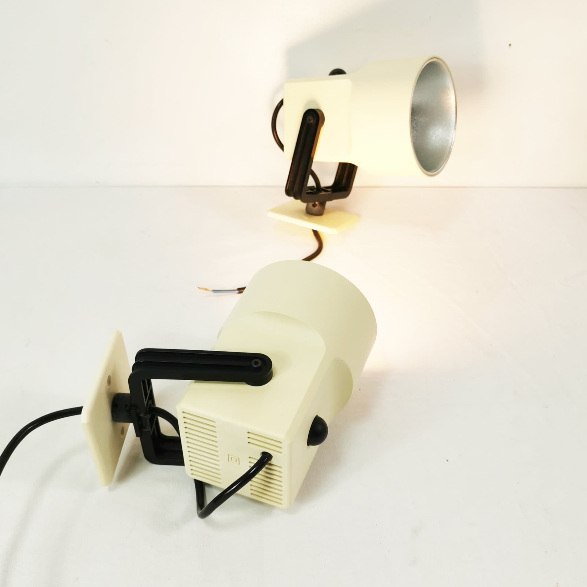 Para lamp Lillebror Unispot, beżowy plastik, czarny plastik, aluminium srebrny, proj. B. Gantzel-Boysen, Louis Poulsen, Dania, lata 70. - 402806