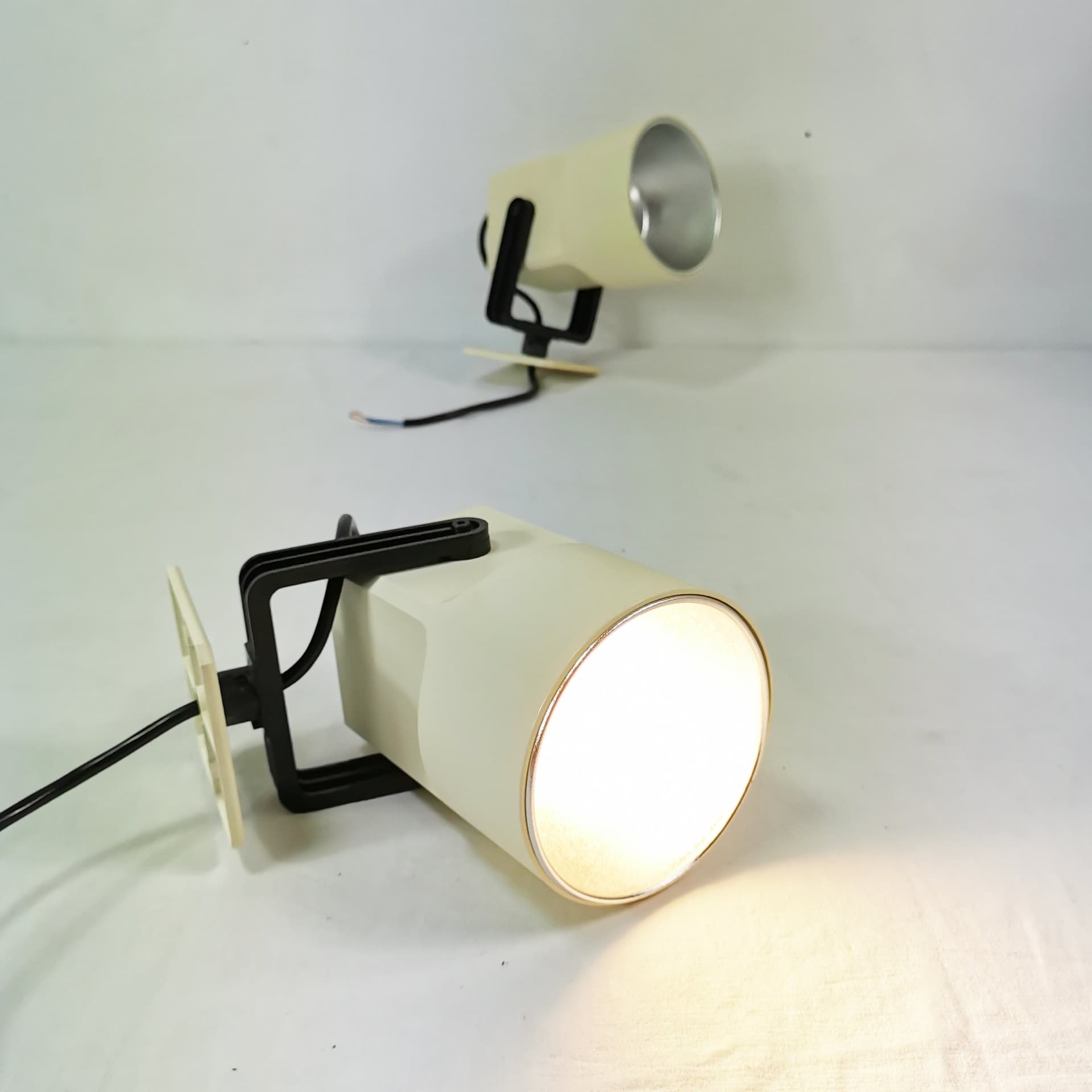 Para lamp Lillebror Unispot, beżowy plastik, czarny plastik, aluminium srebrny, proj. B. Gantzel-Boysen, Louis Poulsen, Dania, lata 70. - 402816