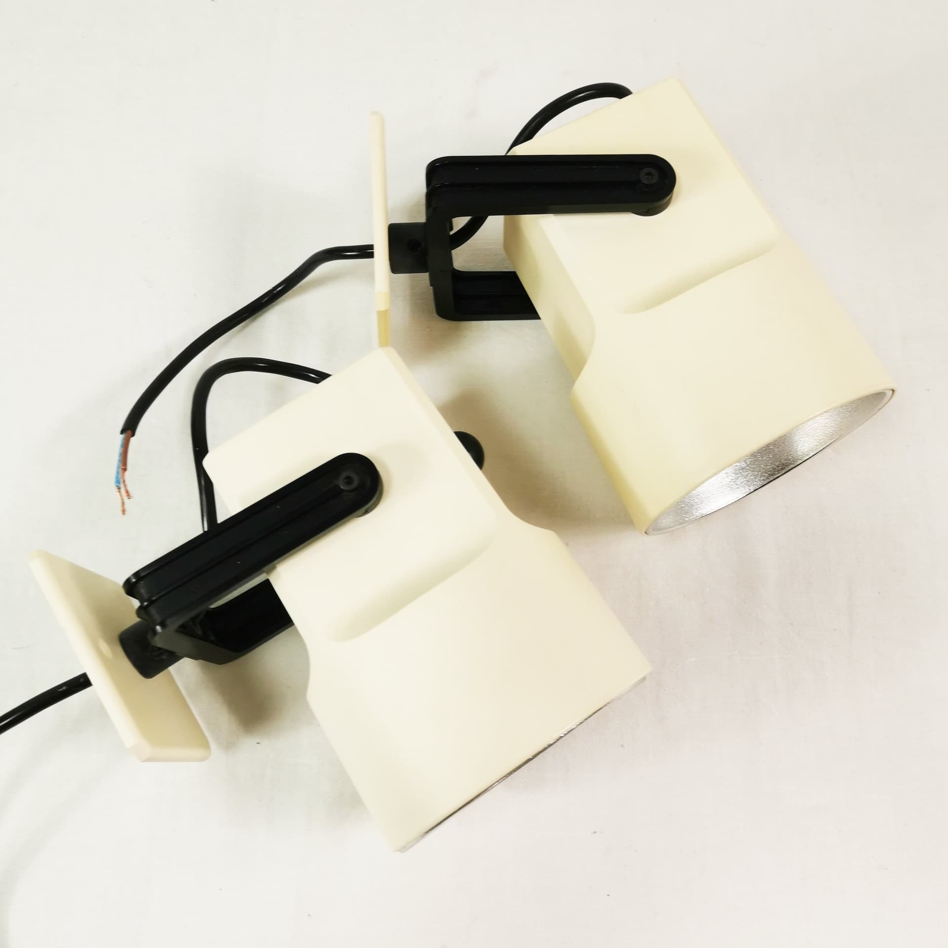 Para lamp Lillebror Unispot, beżowy plastik, czarny plastik, aluminium srebrny, proj. B. Gantzel-Boysen, Louis Poulsen, Dania, lata 70. - 402813