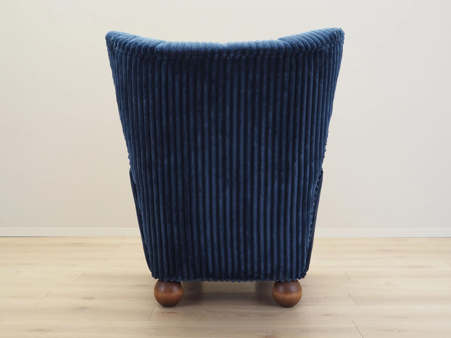 Fotel, skandynawski, velvet granatowy, drewno, Dania, lata 60. - 29830