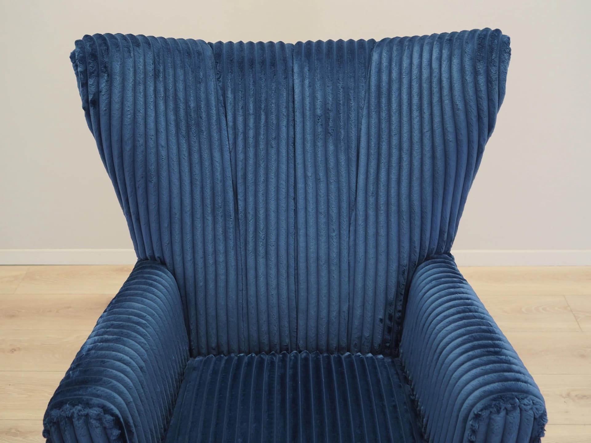 Fotel, skandynawski, velvet granatowy, drewno, Dania, lata 60. - 29834