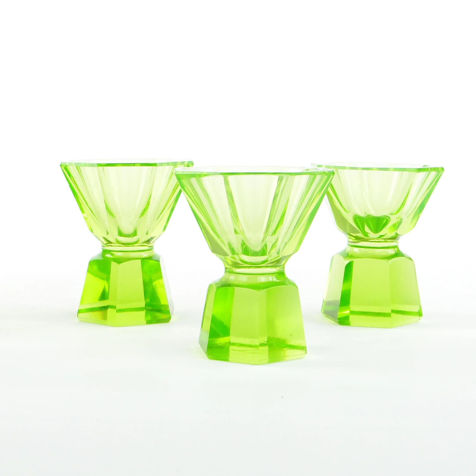 Zestaw kieliszków Art Deco, zielone szkło uranowe, Polska, lata 30. - 30057