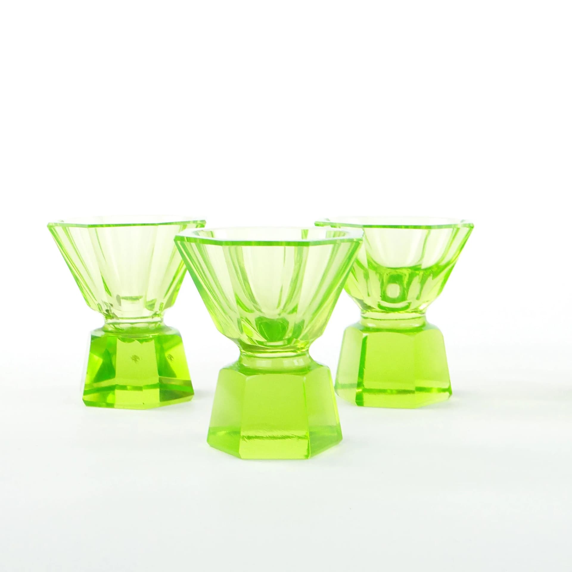 Zestaw kieliszków Art Deco, zielone szkło uranowe, Polska, lata 30. - 30056