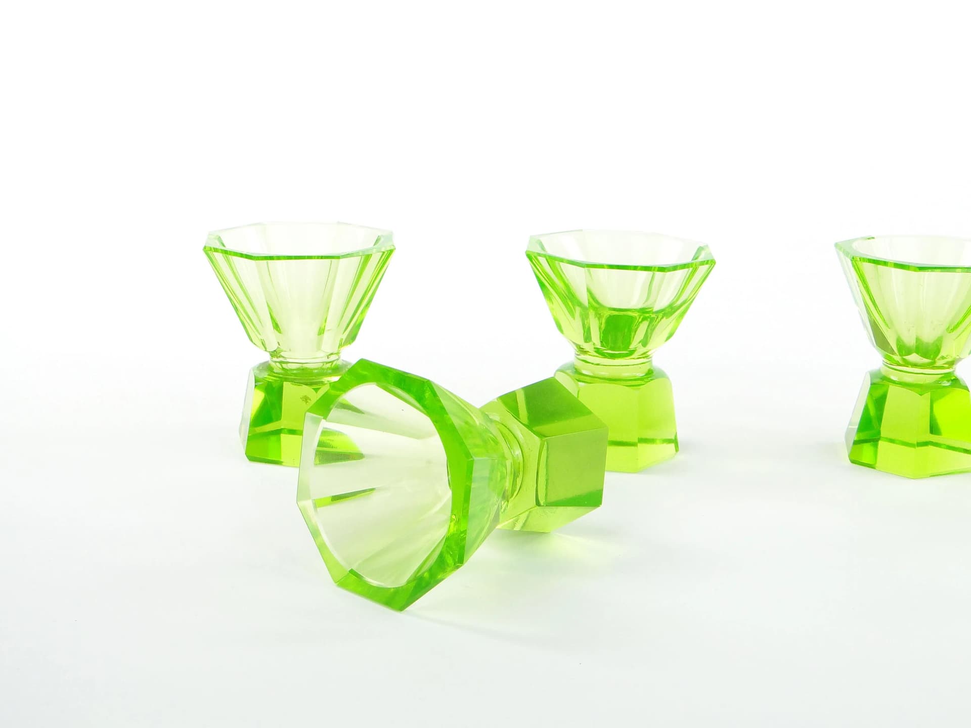 Zestaw kieliszków Art Deco, zielone szkło uranowe, Polska, lata 30. - 30058