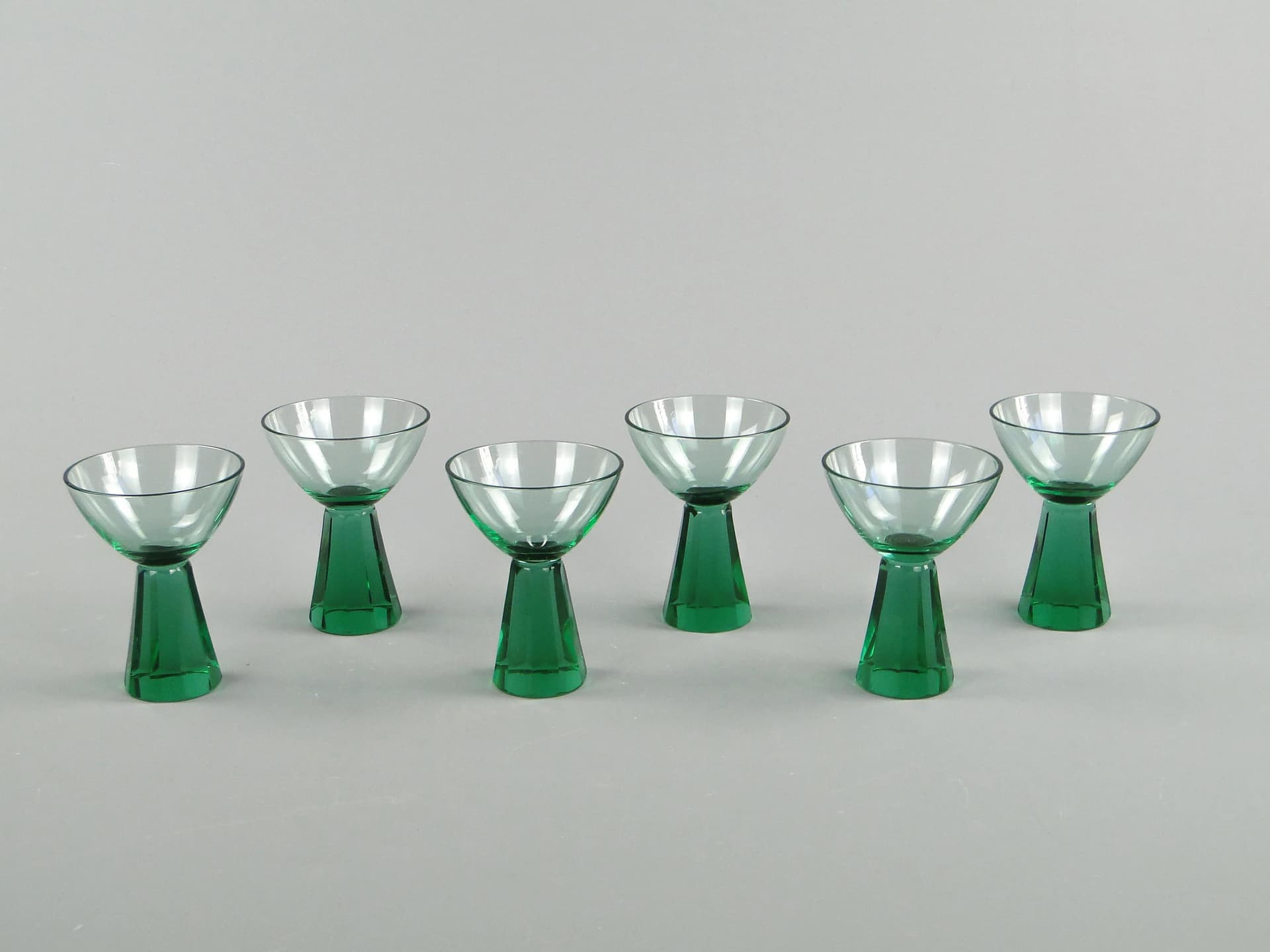 Set of Art Deco glasses, green uranium crystal glass, Czech Republic, 1930s. - 30017