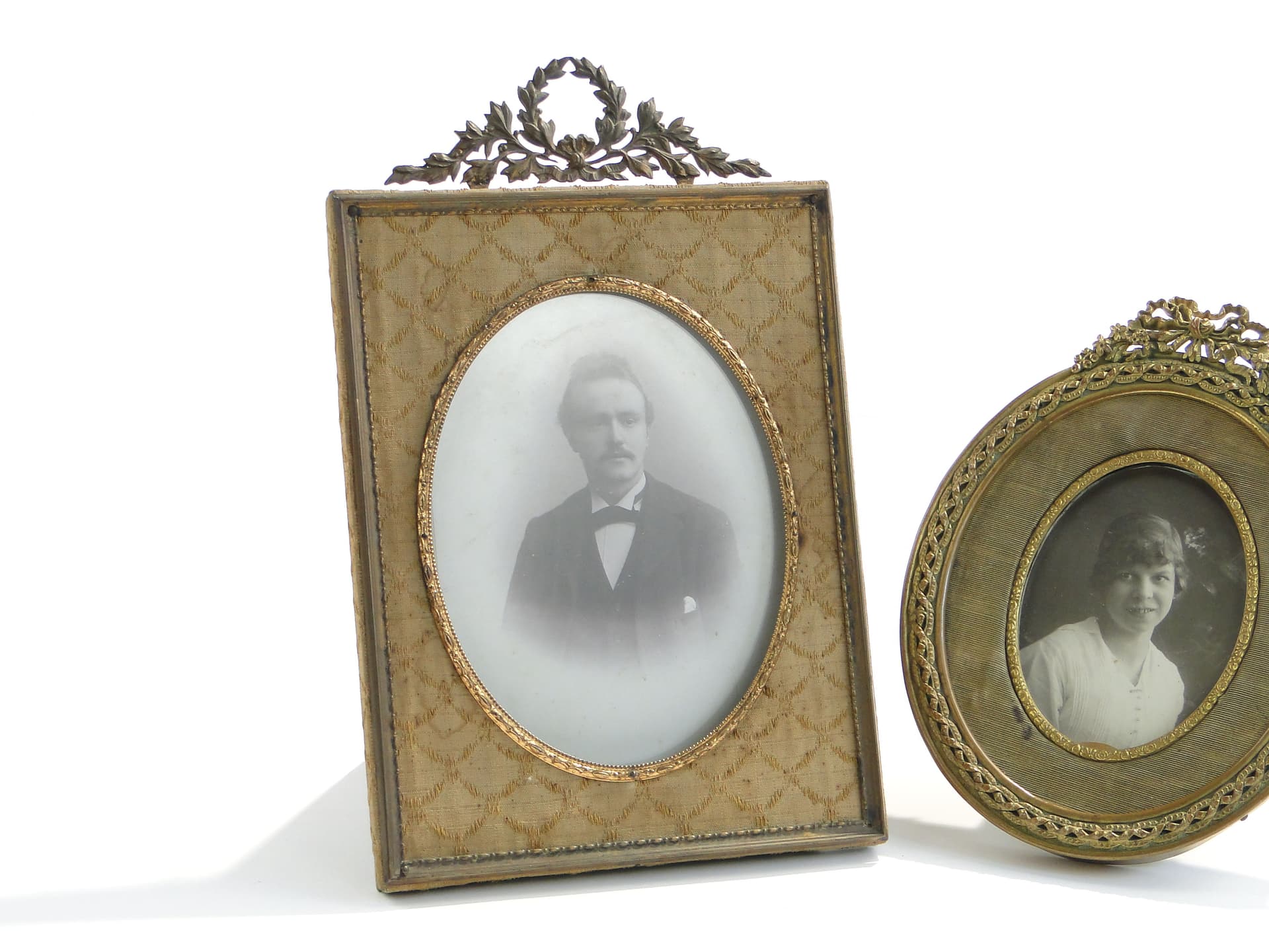 Picture frame Napoleon III, gilded bronze, beige silk, France, 19th c. - 3593