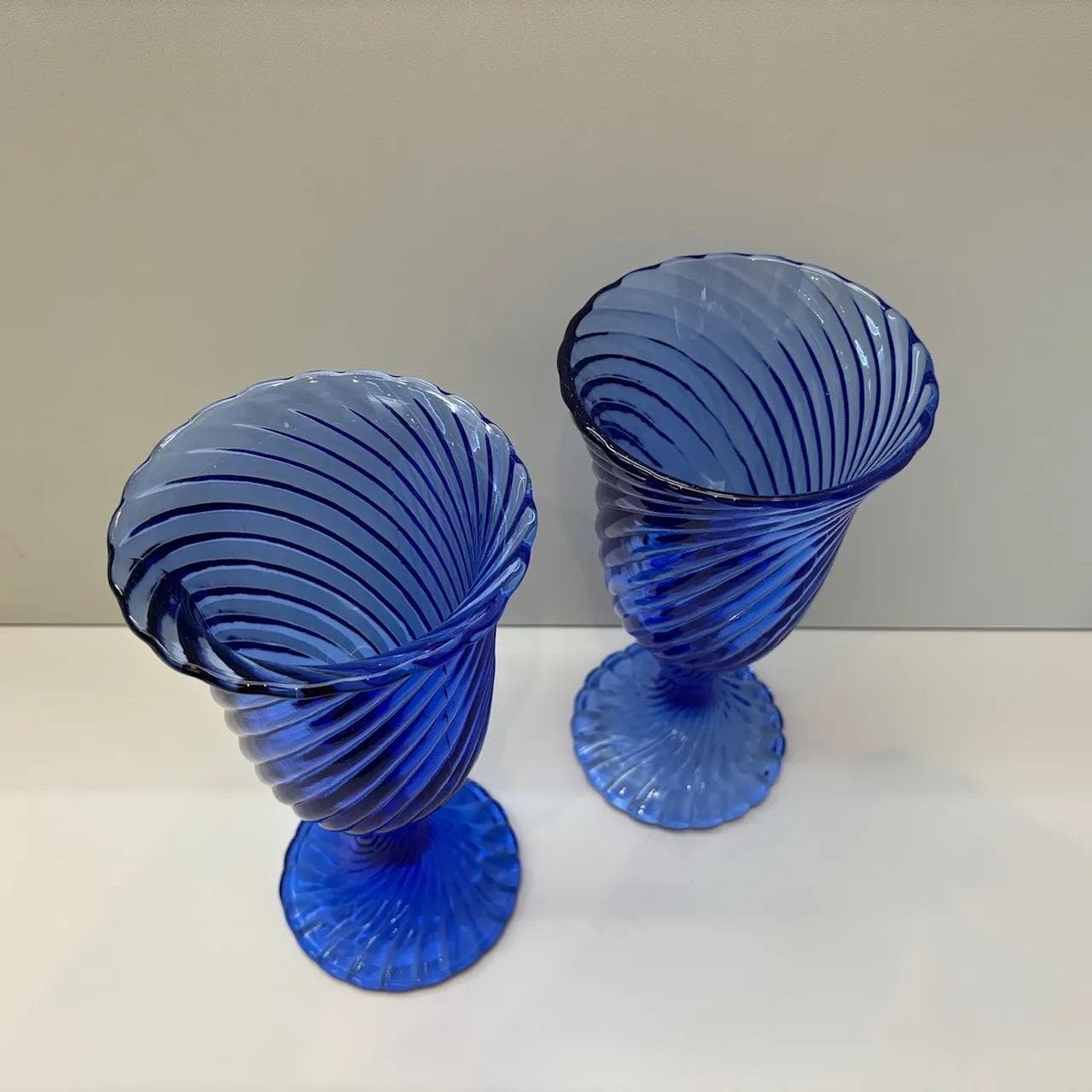 Para wazonów Spirelli, szkło niebieskie, proj. R. Serwicki, Huta Ząbkowice, Polska, lata 70. - 30233