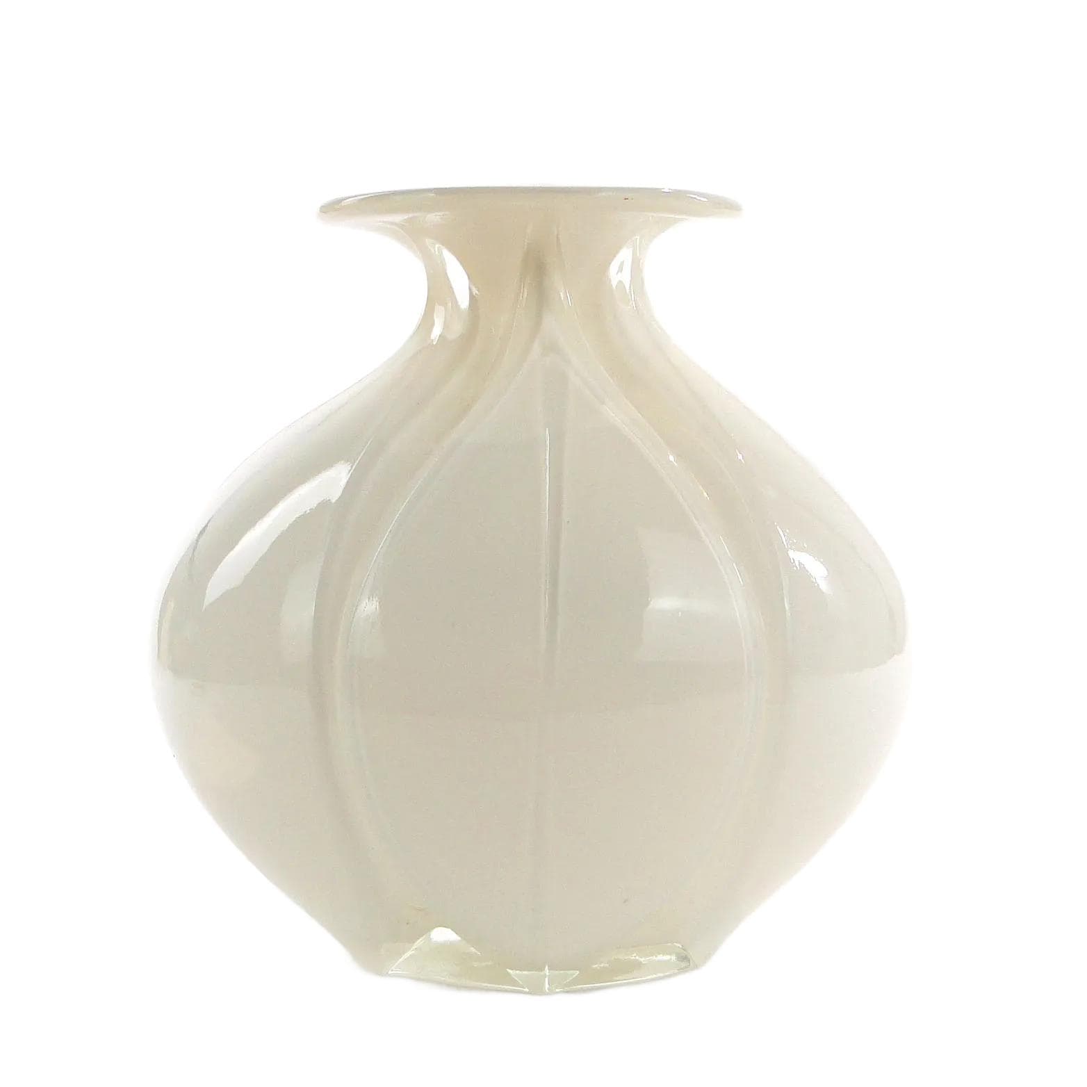 Wazon Czosnek, szkło ivory white, proj. J. S. Drost, Ząbkowice, Polska, lata 70.