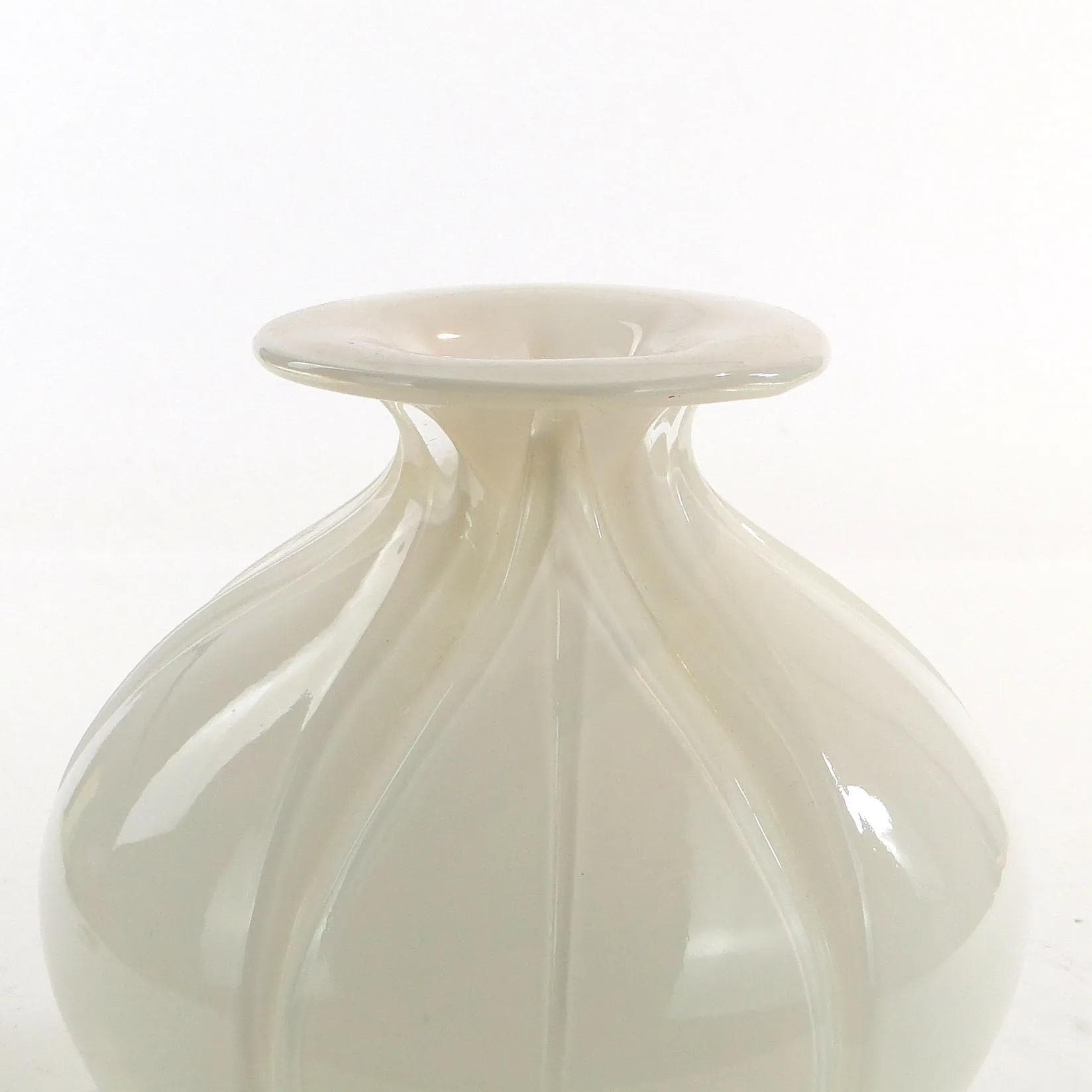 Wazon Czosnek, szkło ivory white, proj. J. S. Drost, Ząbkowice, Polska, lata 70. - 30289