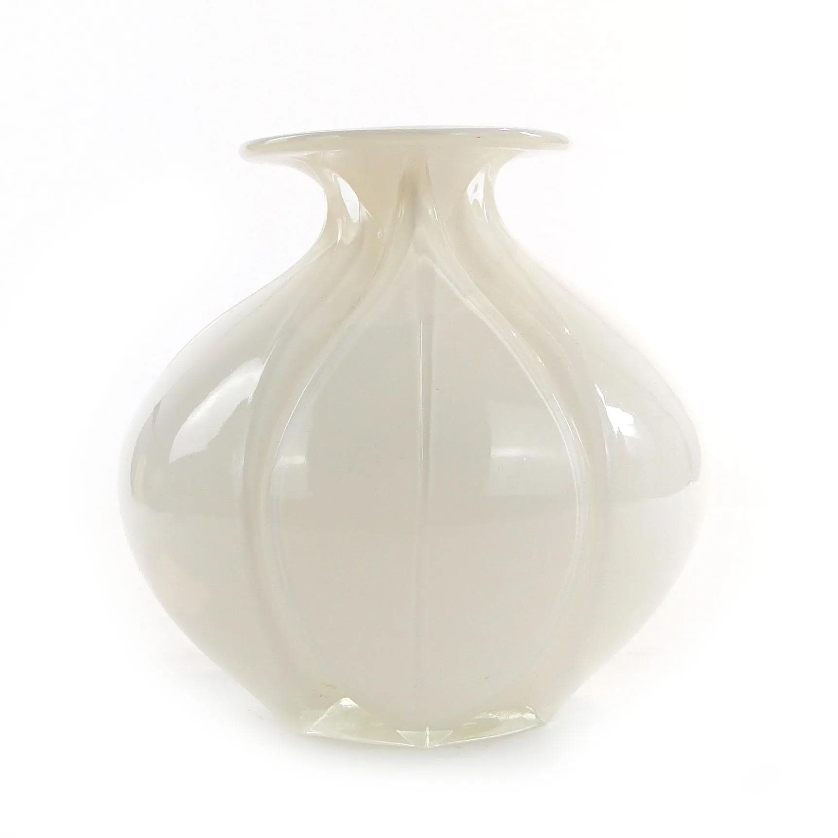 Wazon Czosnek, szkło ivory white, proj. J. S. Drost, Ząbkowice, Polska, lata 70. - 30290