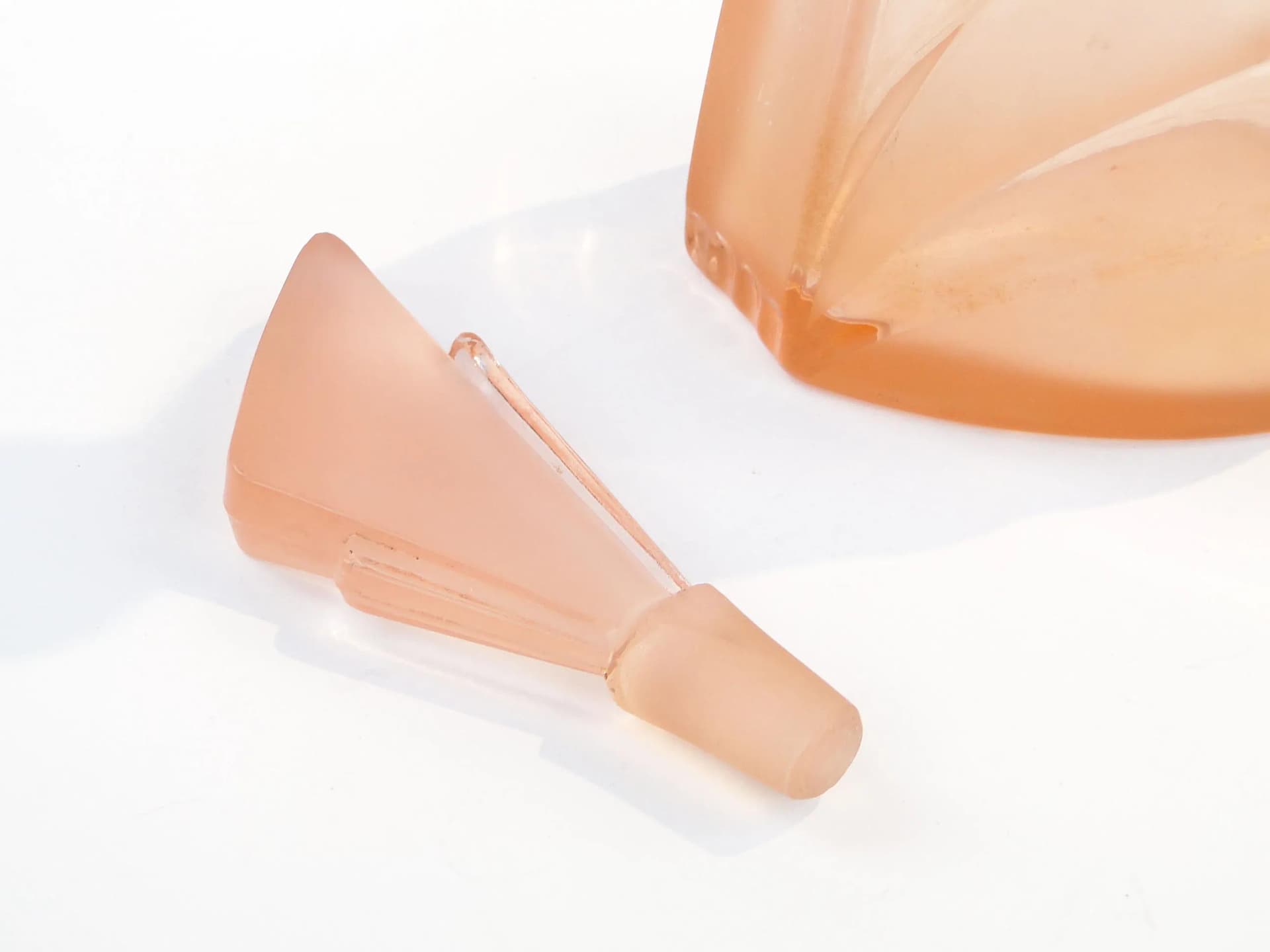 Decanter Art Deco, Kłos, pink glass, Niemen Glassworks, Poland, 1930s. - 30275