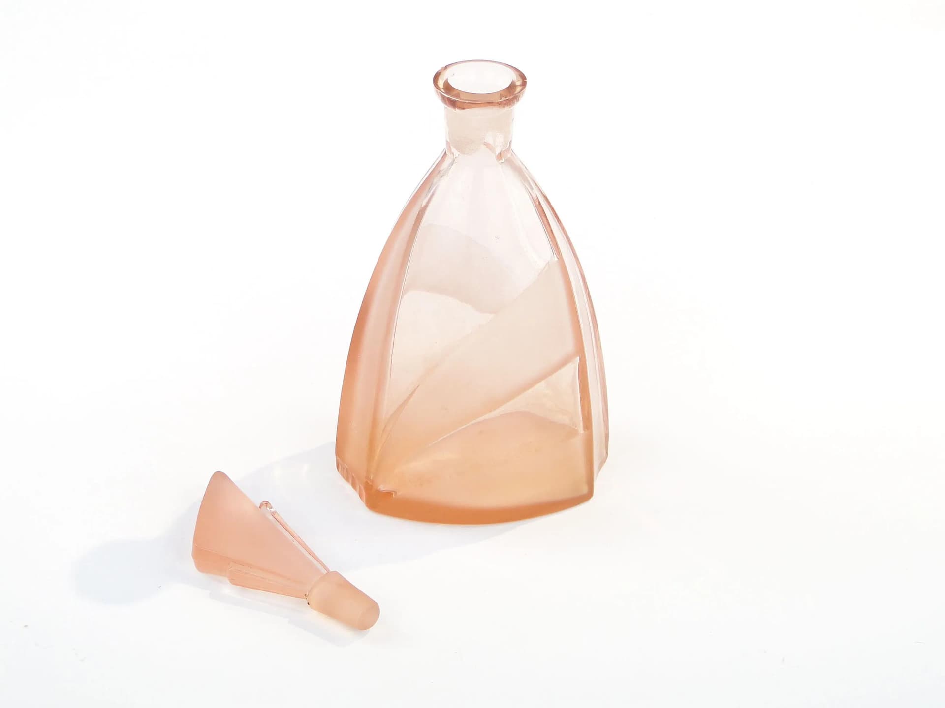 Decanter Art Deco, Kłos, pink glass, Niemen Glassworks, Poland, 1930s. - 30274