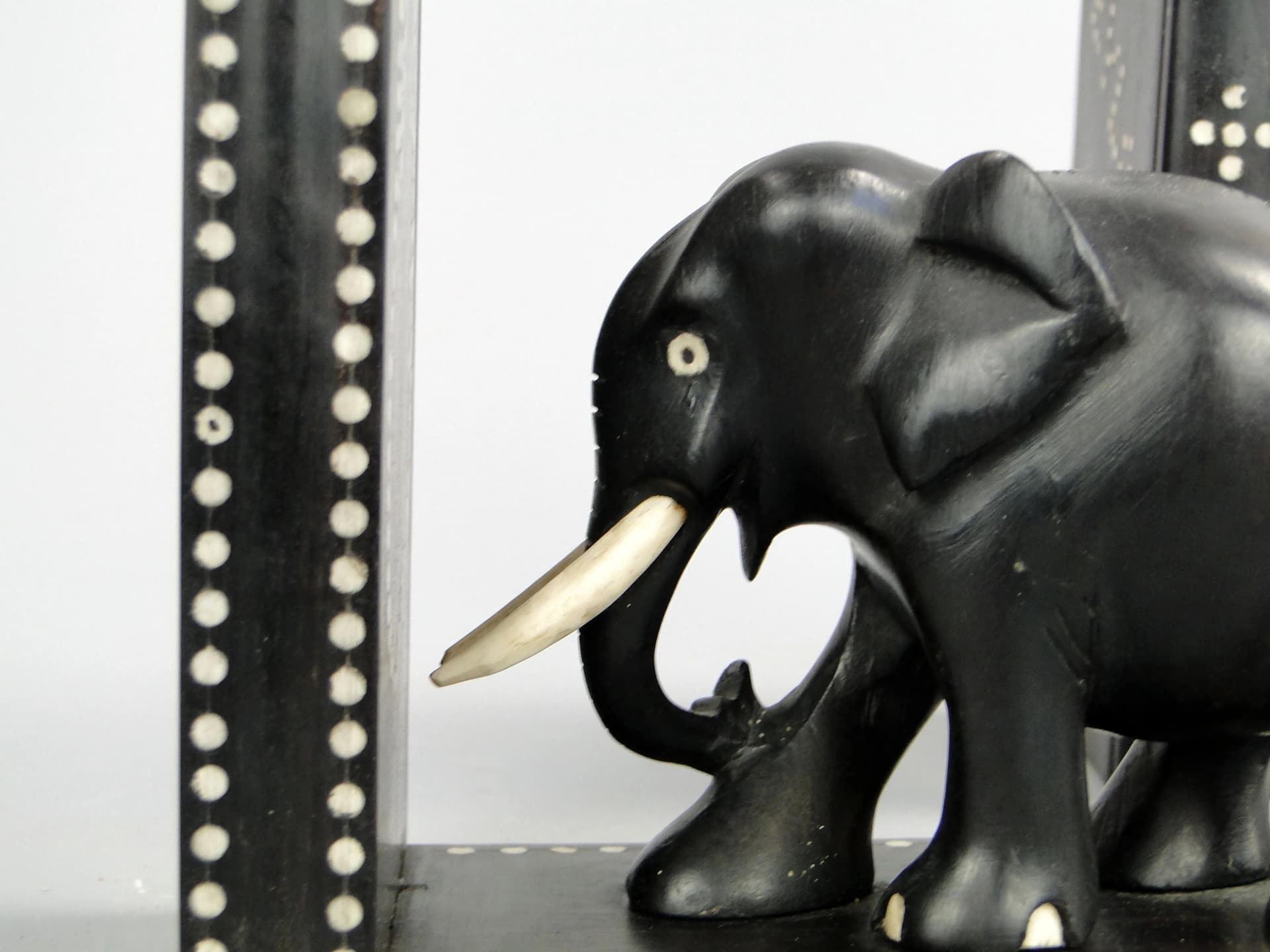 Para podpórek do książek, motyw słoni, heban czarny, kość słoniowa, Sri Lanka, lata 60. - 30476