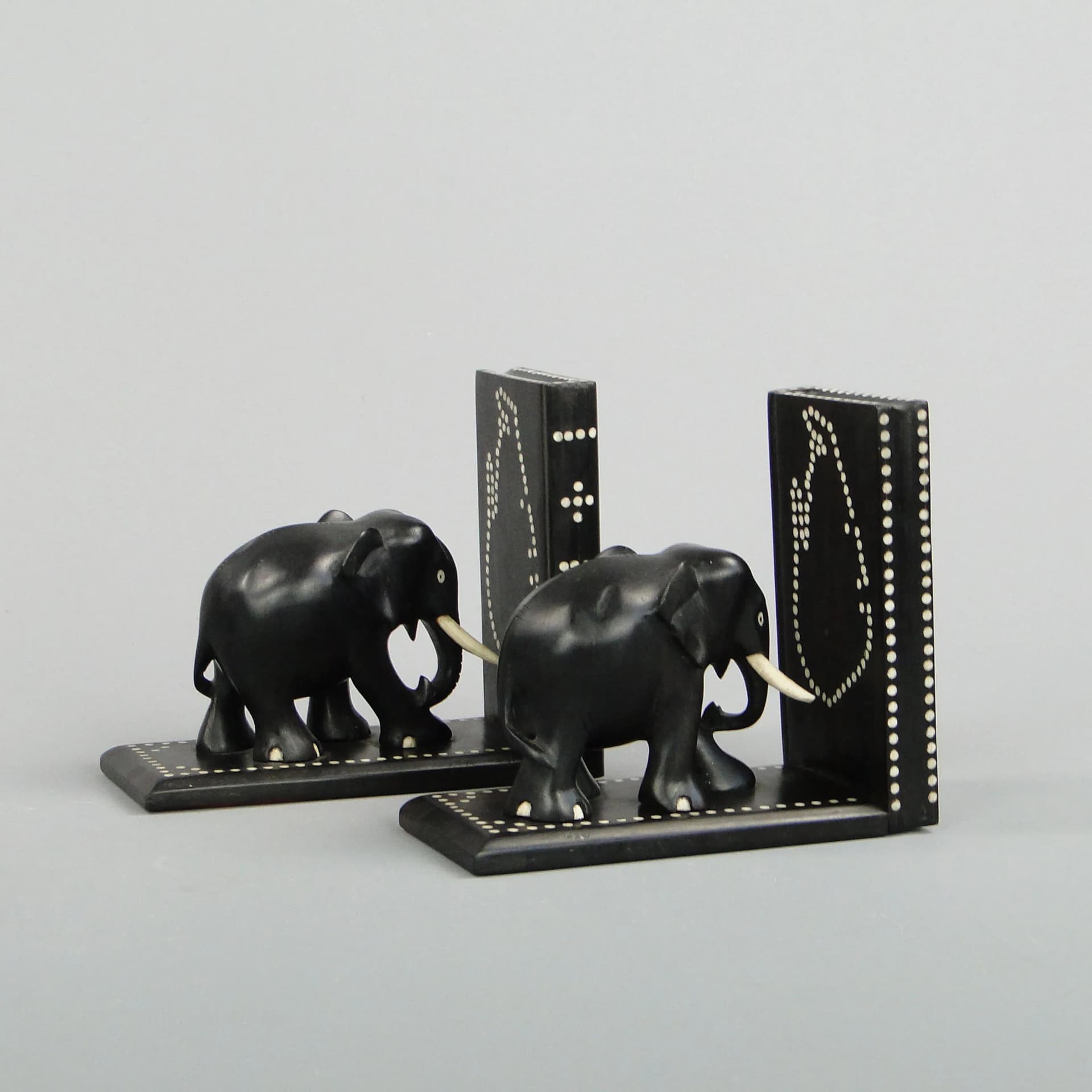 Para podpórek do książek, motyw słoni, heban czarny, kość słoniowa, Sri Lanka, lata 60. - 30479