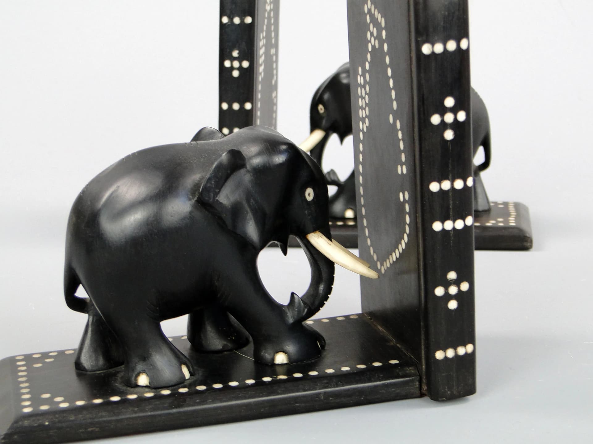 Para podpórek do książek, motyw słoni, heban czarny, kość słoniowa, Sri Lanka, lata 60. - 30480