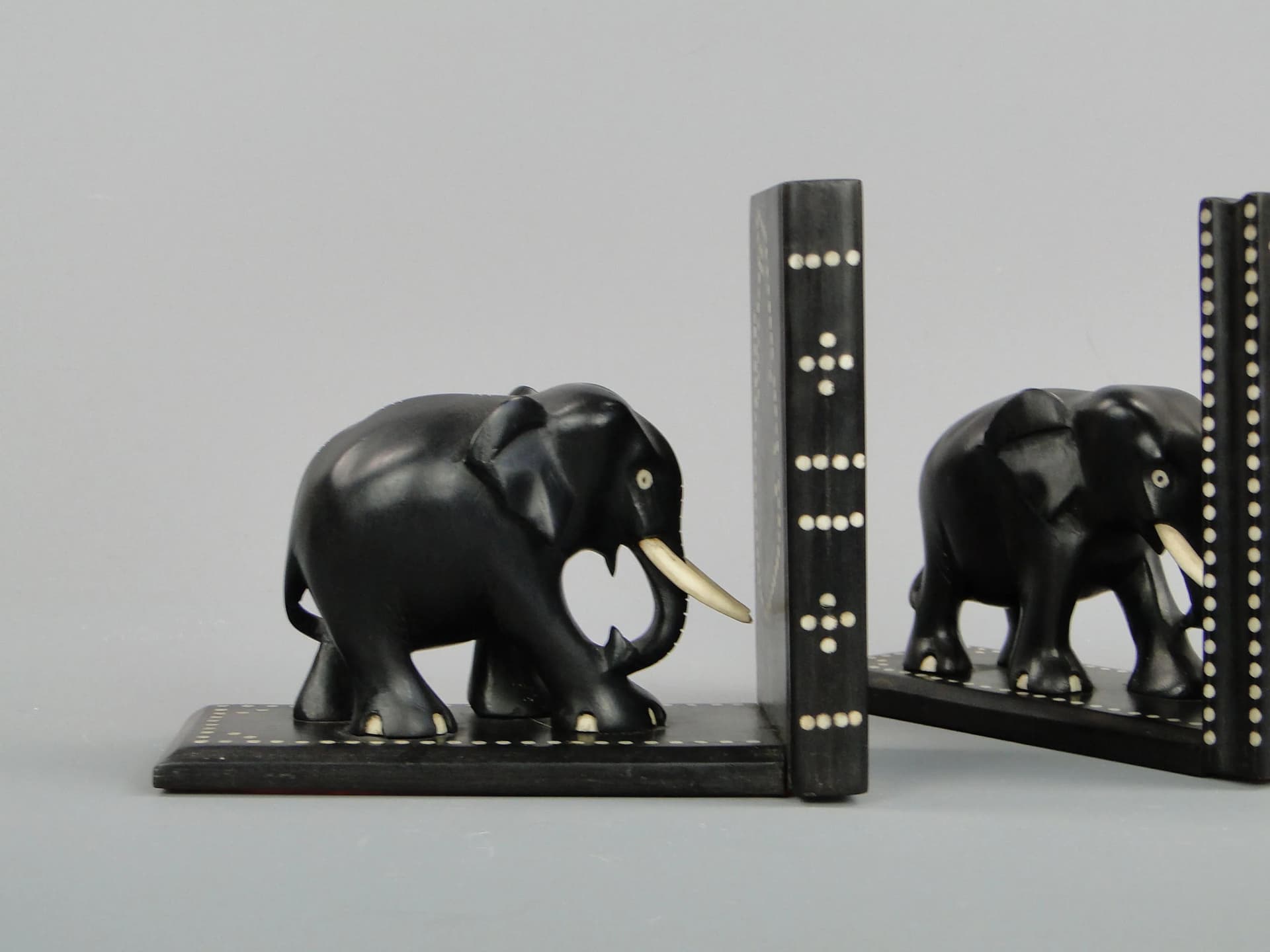 Para podpórek do książek, motyw słoni, heban czarny, kość słoniowa, Sri Lanka, lata 60. - 30478