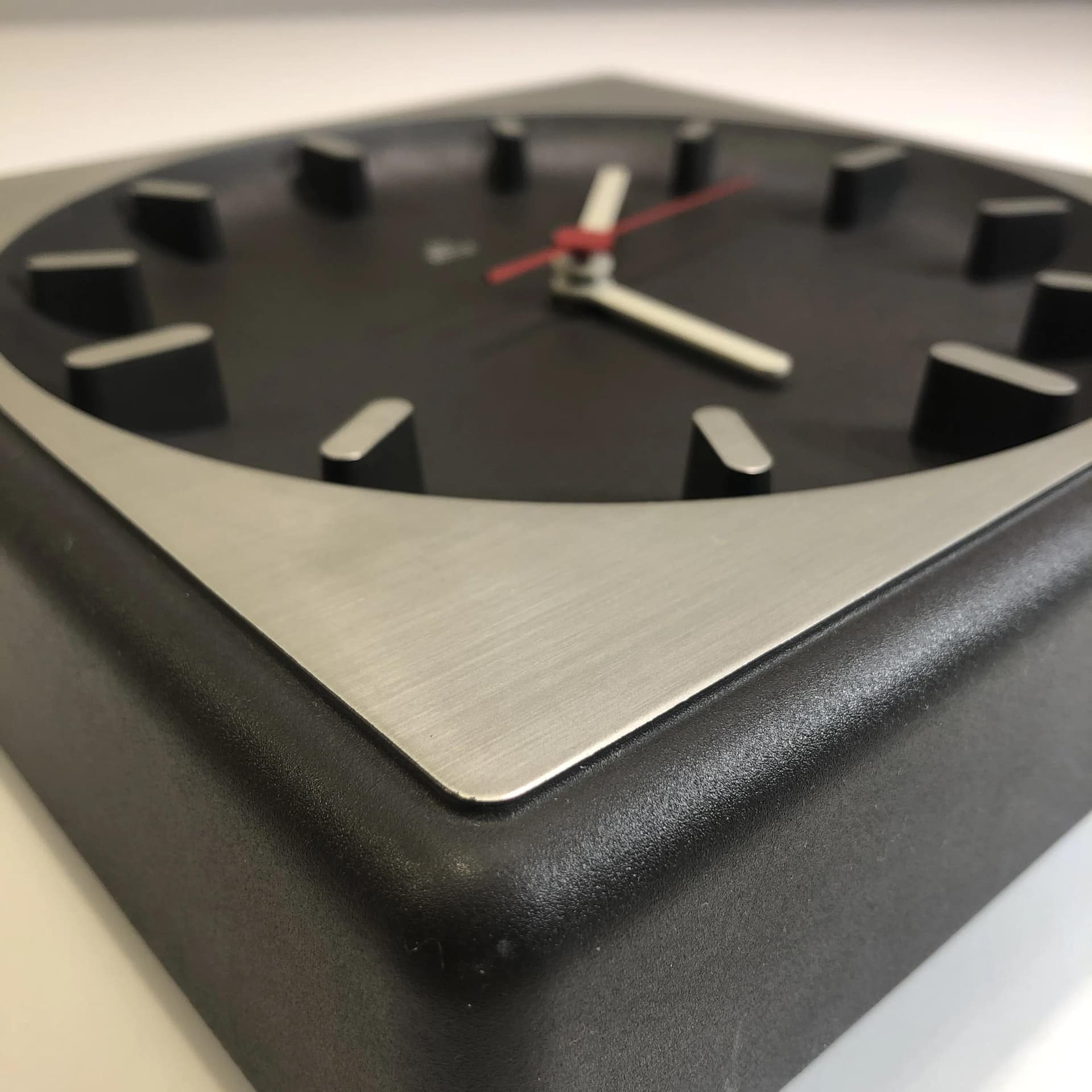 Zegar ścienny modernistyczny, grafitowy szary, tworzywo sztuczne, Niemcy, lata 80. - 30772