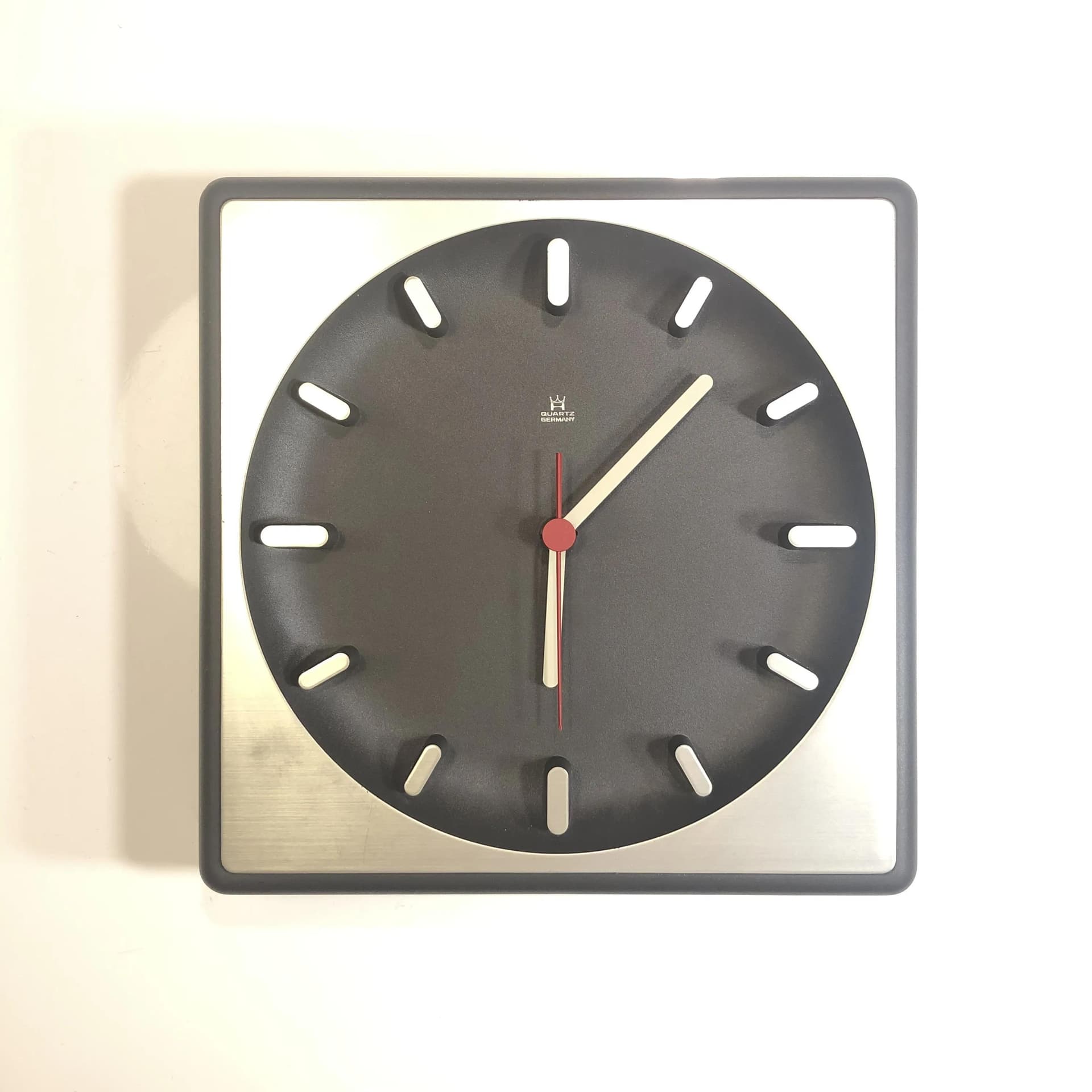 Zegar ścienny modernistyczny, grafitowy szary, tworzywo sztuczne, Niemcy, lata 80. - 30770