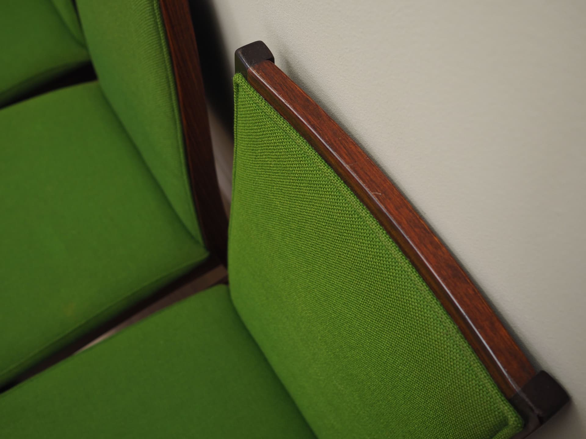 Komplet czterech krzeseł, palisander ciemnobrązowy, tkanina zielona, Dyrlund, Dania, lata 70. - 64492