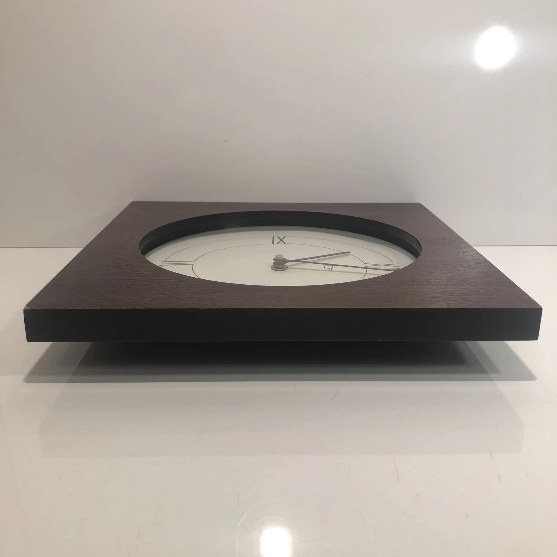 Zegar ścienny, mahoniowy brąz, drewno orzech, szkło, Niemcy, lata 80. - 30956