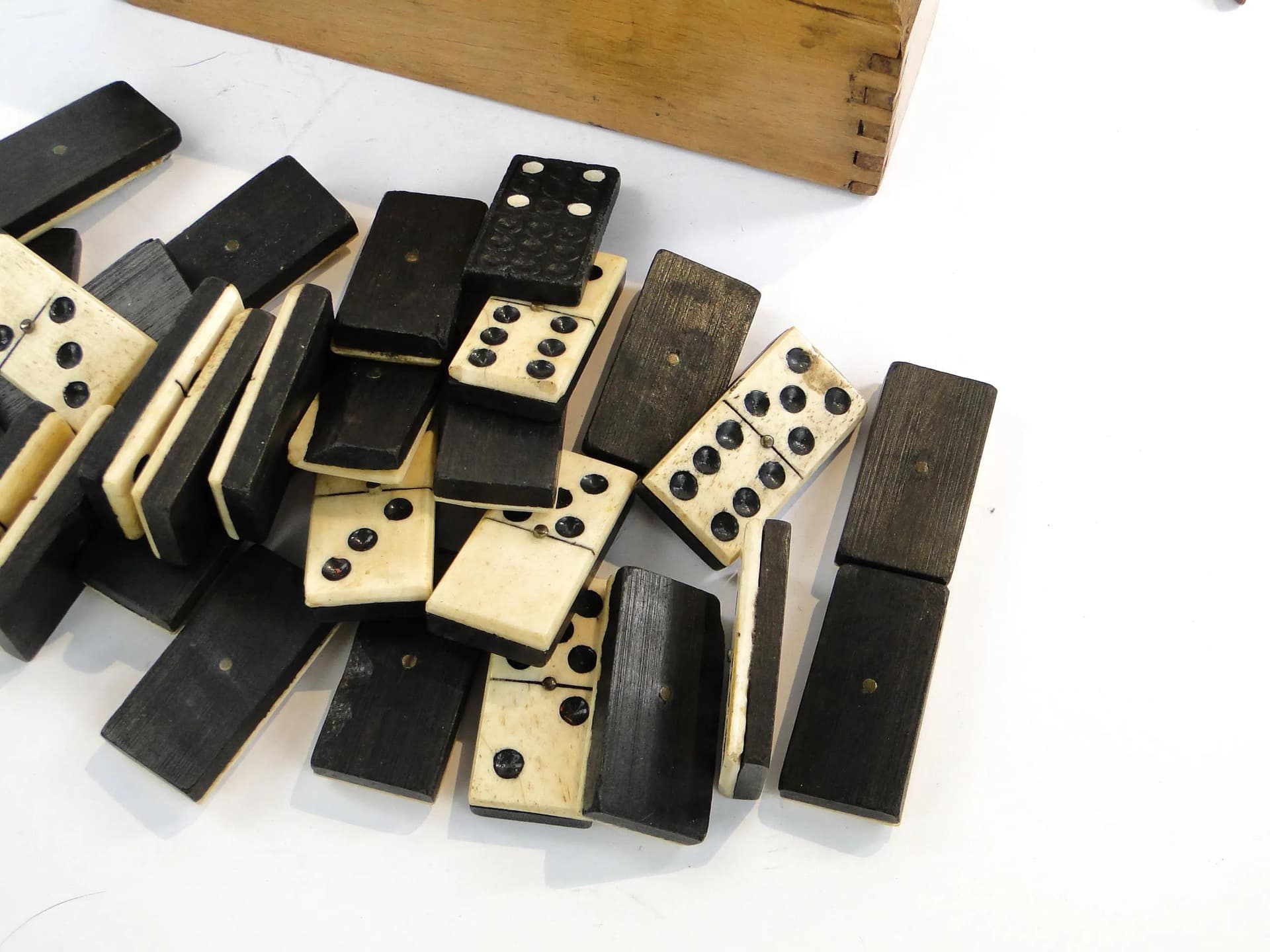 Domino Set, ebony and bovine bone, Germany, early 20th c. - 31017