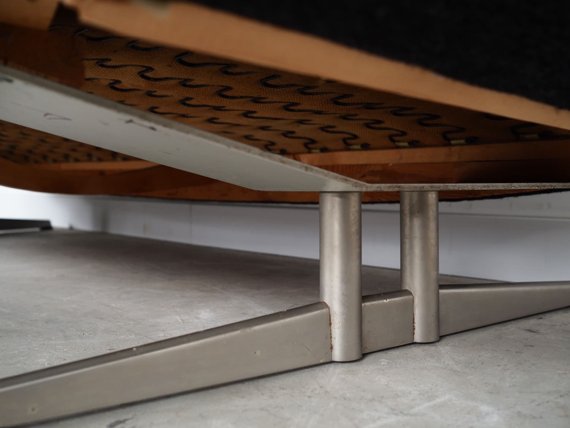 Sofa Capri, tkanina szara, metal, proj. J. Andersen, Dania, lata 60. - 64331