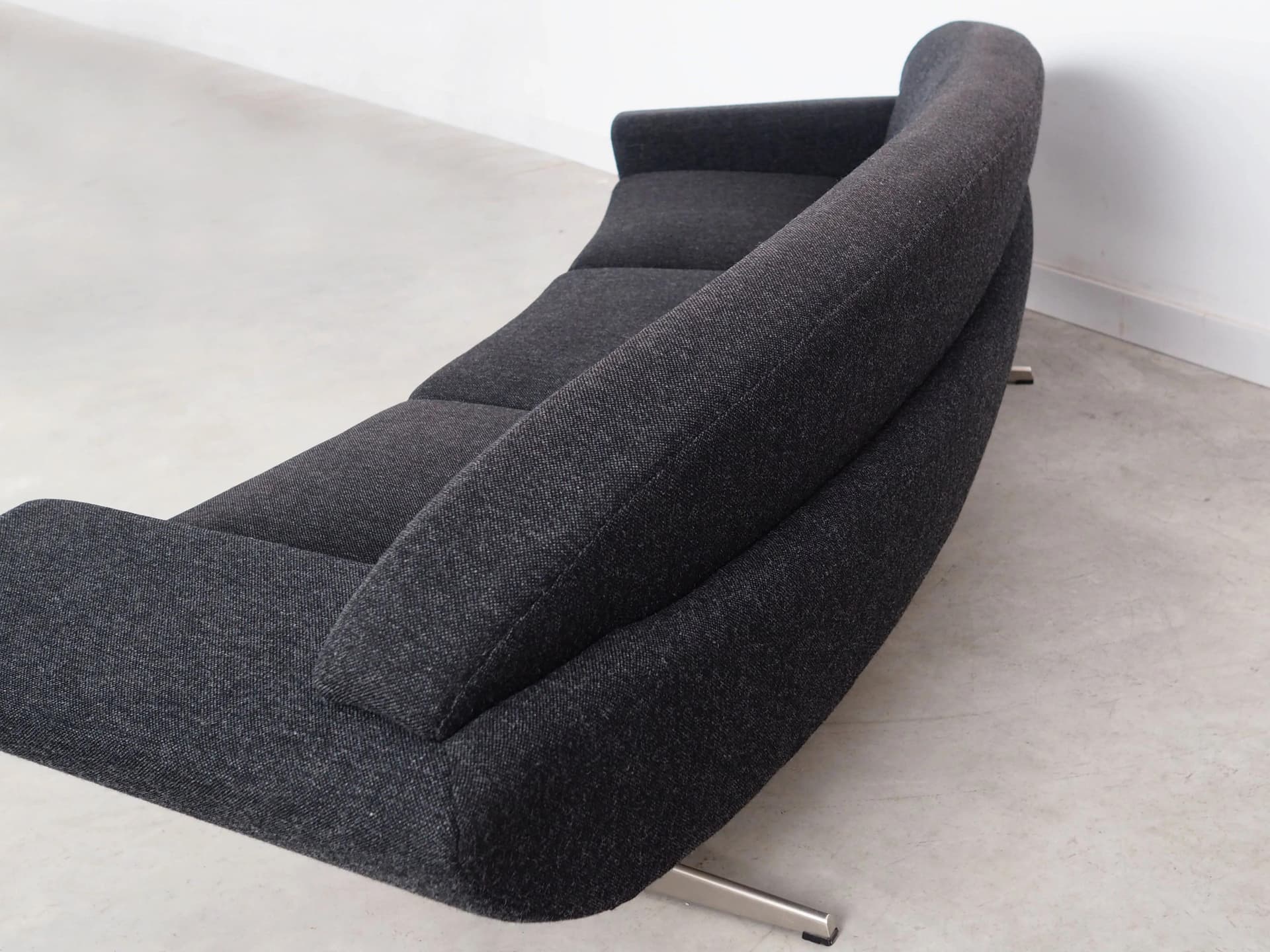 Sofa Capri, tkanina szara, metal, proj. J. Andersen, Dania, lata 60. - 31279