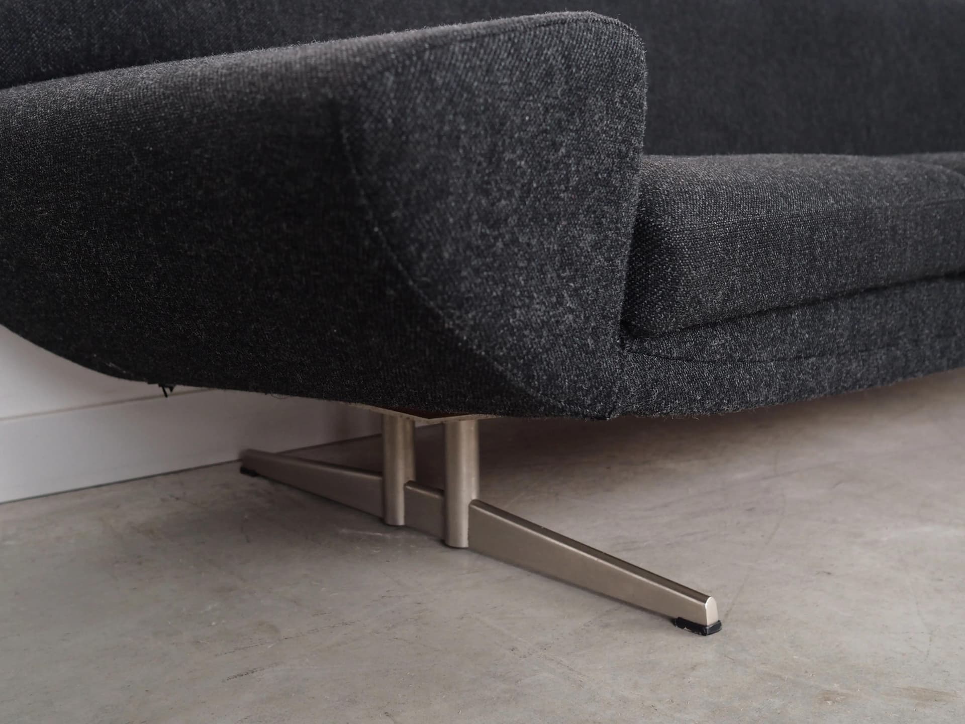 Sofa Capri, tkanina szara, metal, proj. J. Andersen, Dania, lata 60. - 31280