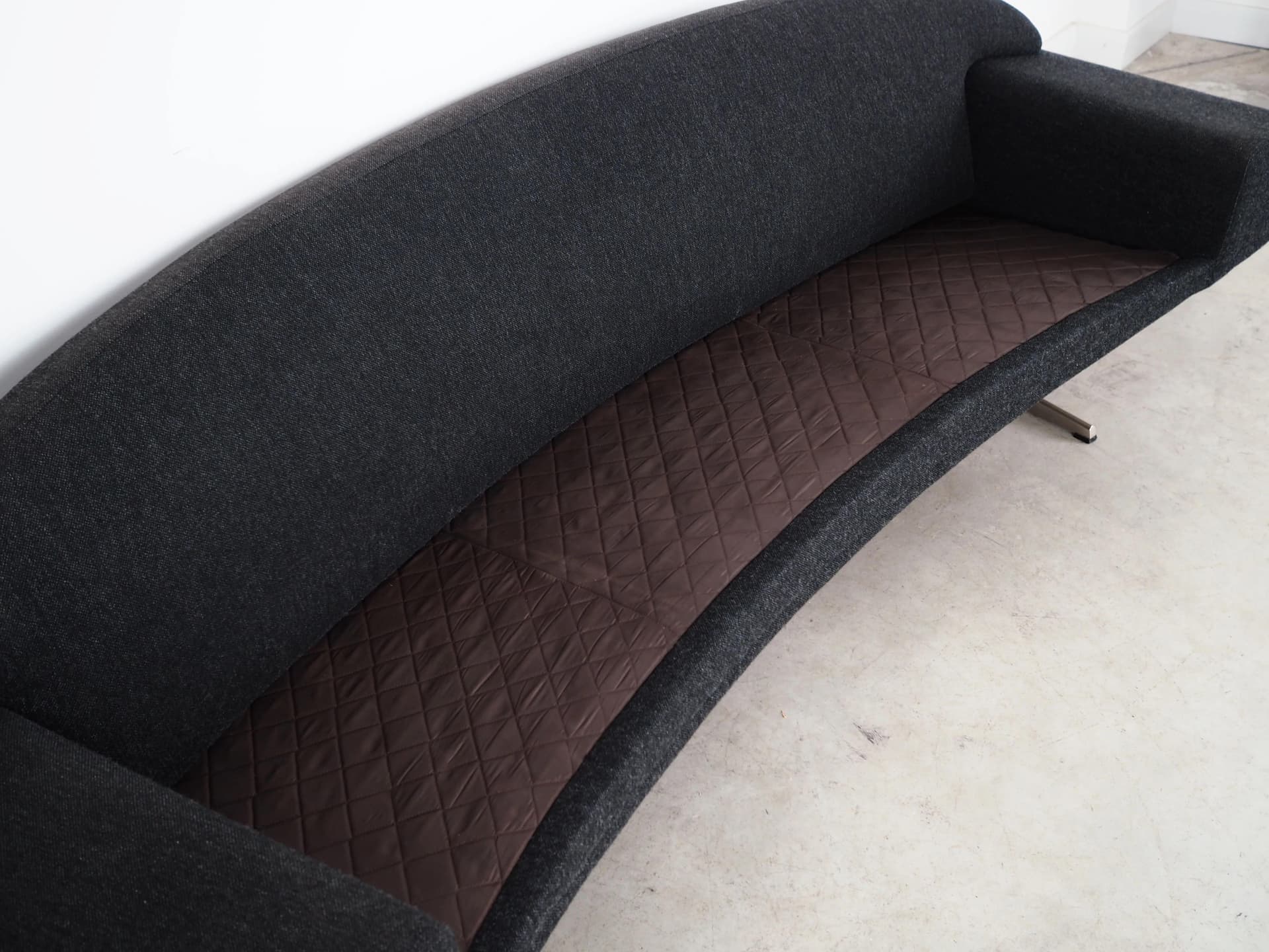 Sofa Capri, tkanina szara, metal, proj. J. Andersen, Dania, lata 60. - 31283