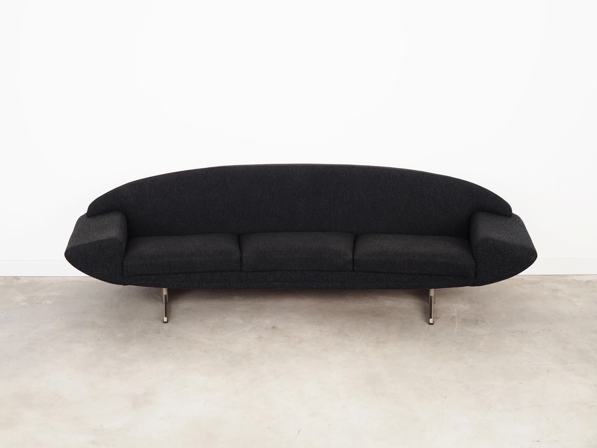 Sofa Capri, tkanina szara, metal, proj. J. Andersen, Dania, lata 60. - 31275