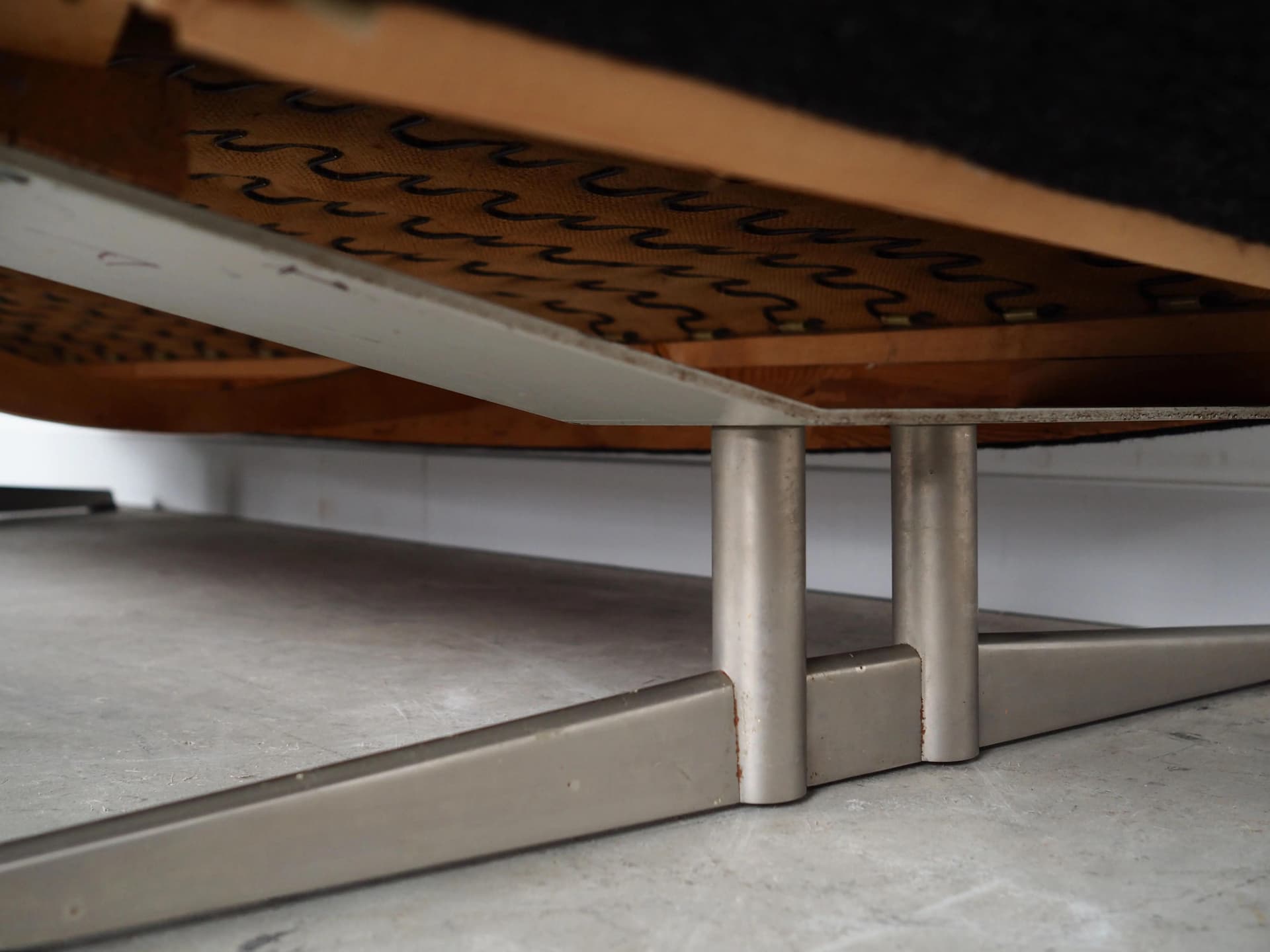 Sofa Capri, tkanina szara, metal, proj. J. Andersen, Dania, lata 60. - 31277